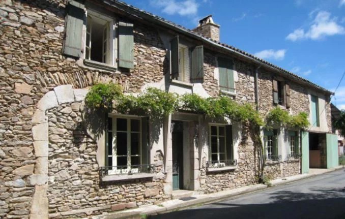 Deux maisons jumelées + 1 appartement + atelier