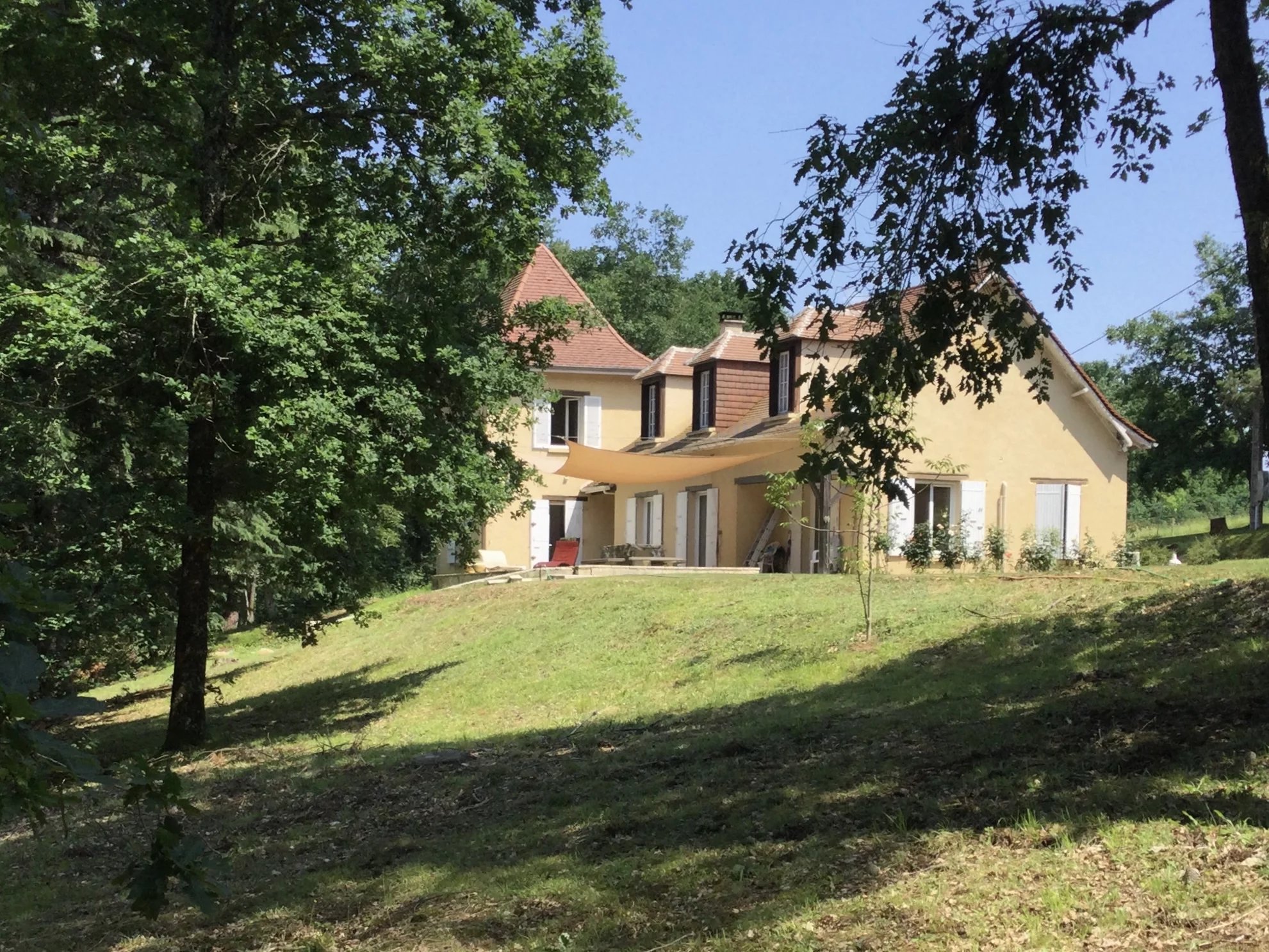 Charming house with tower and spacious grounds