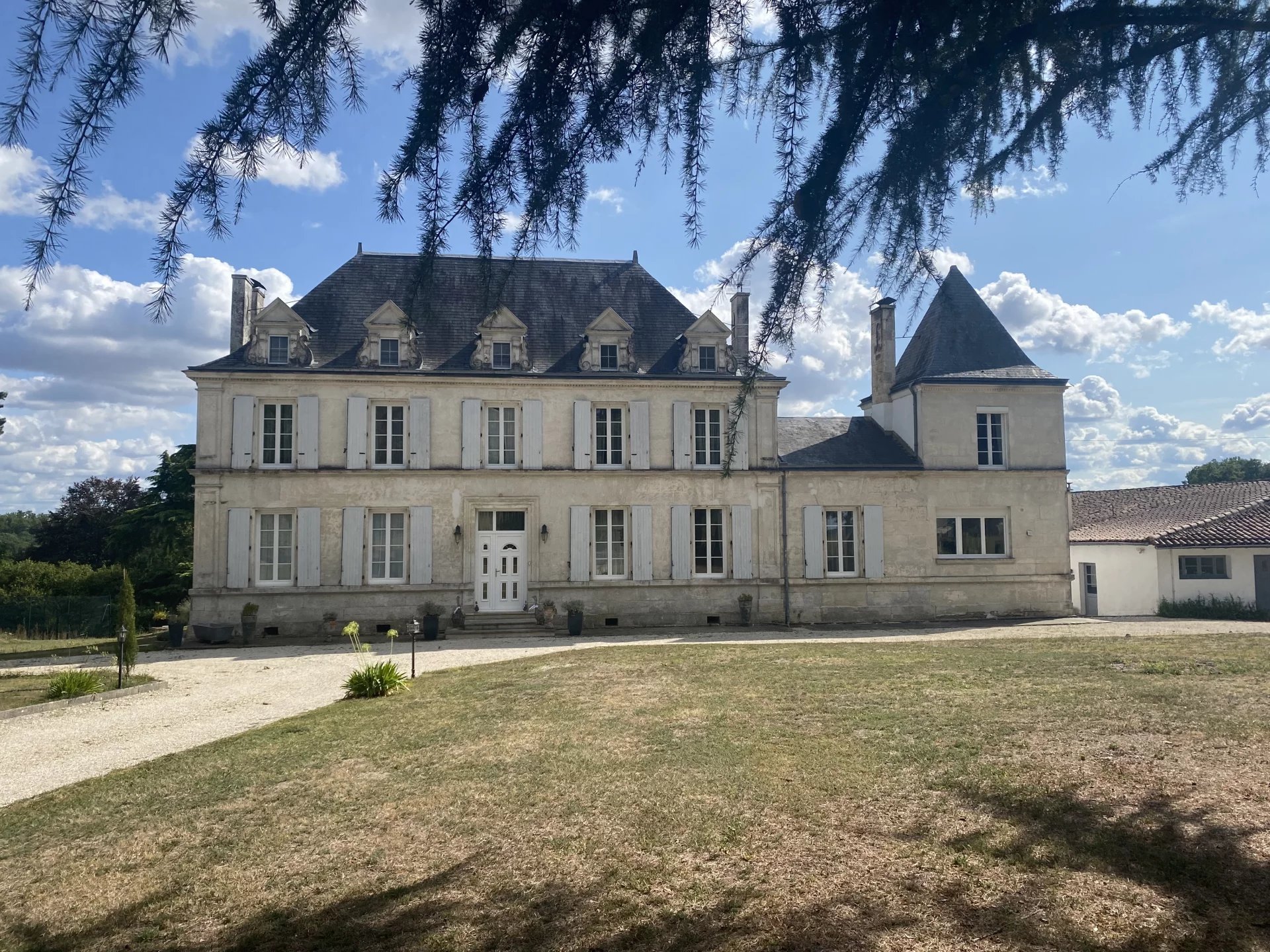 Château offrant 6 chambres, terrain de tennis, piscine et maison de gardien