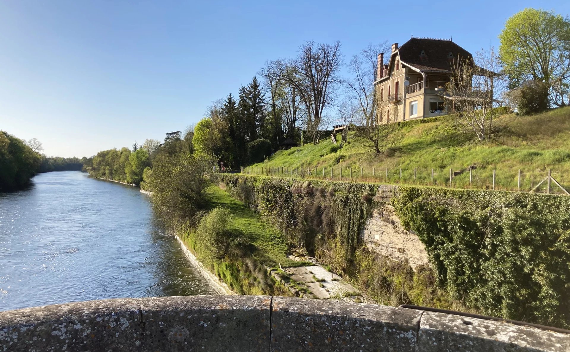 Maison bourgeoise au-dessus des rives de la Dordogne