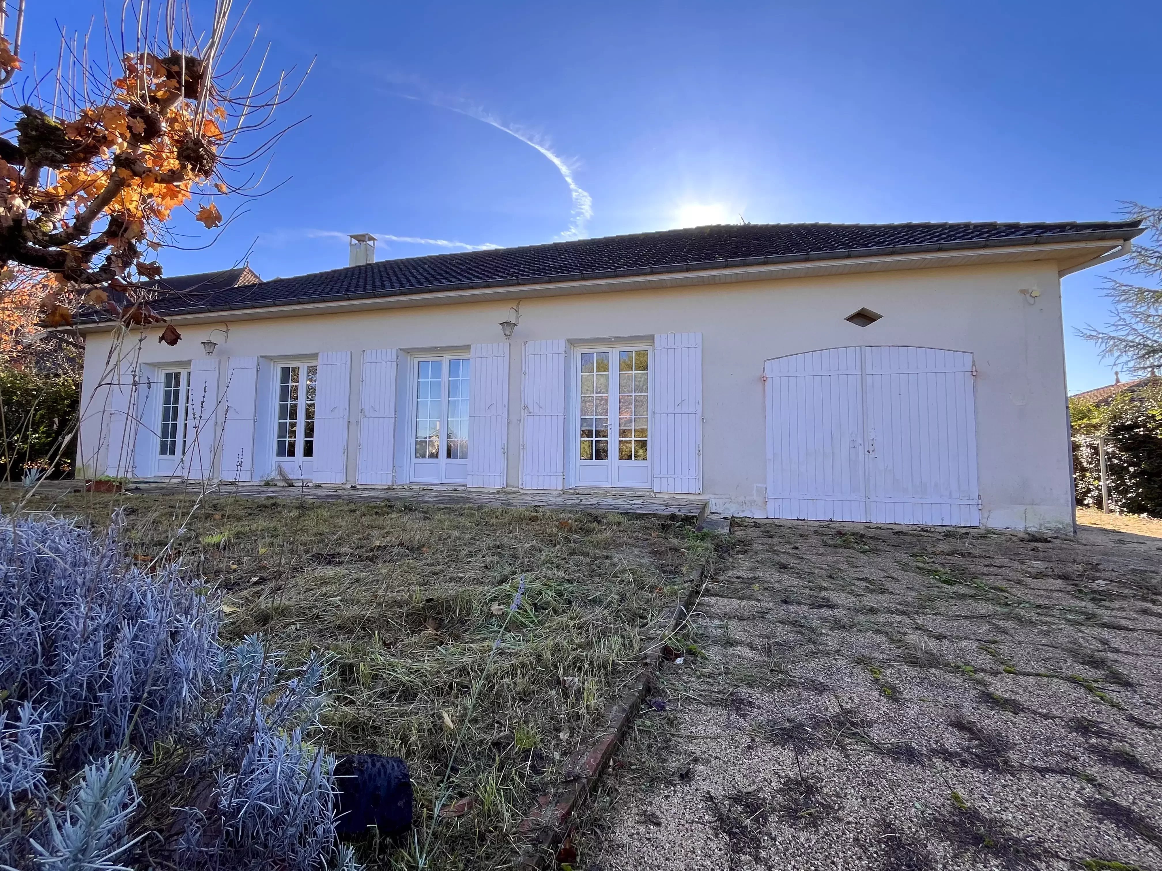 Maison de village avec trois chambres et une piscine