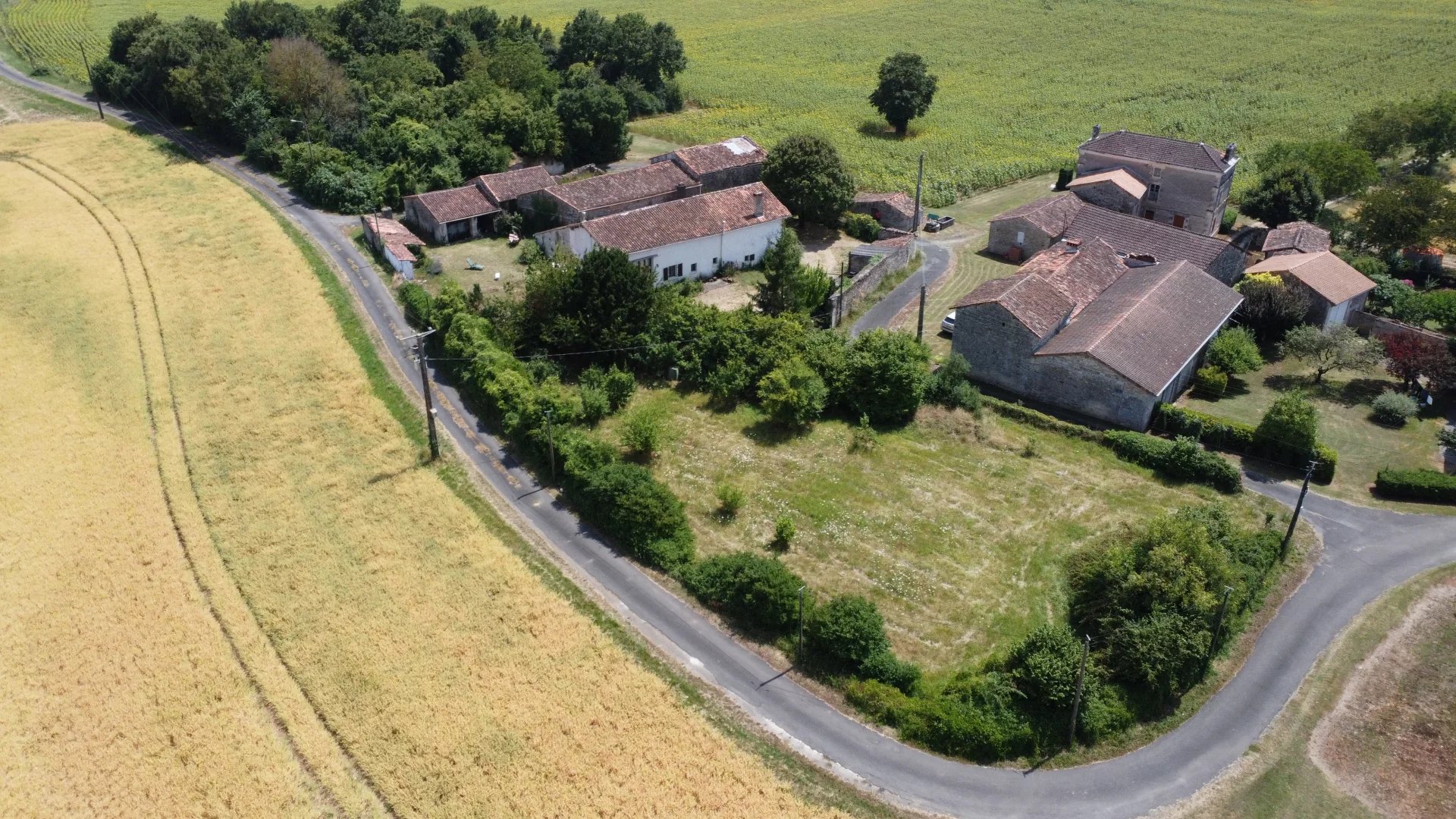 Une grange magnifiquement convertie et une ancienne ferme à la campagne