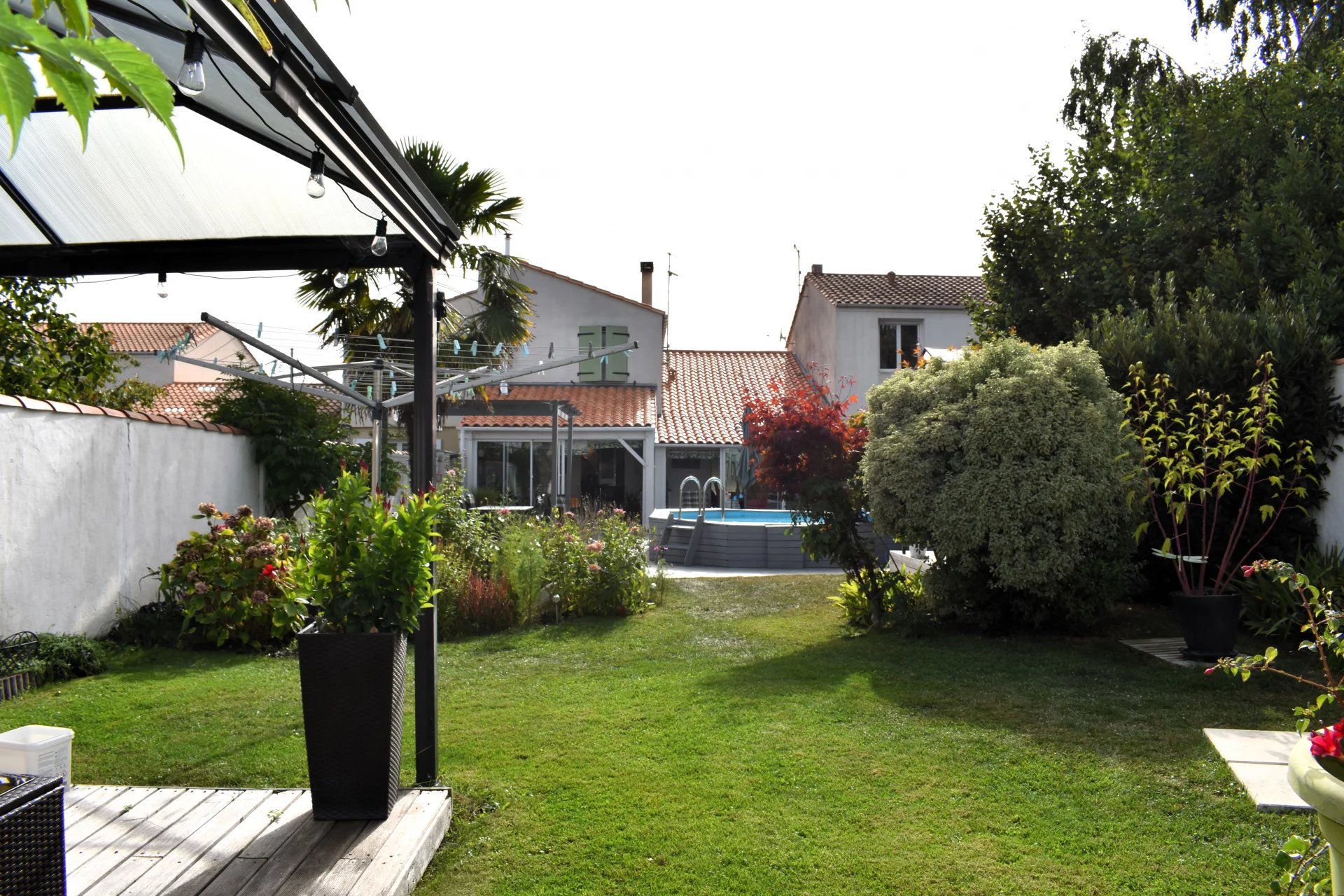 Quiet area with parking, pool and La Rochelle with walking distance!