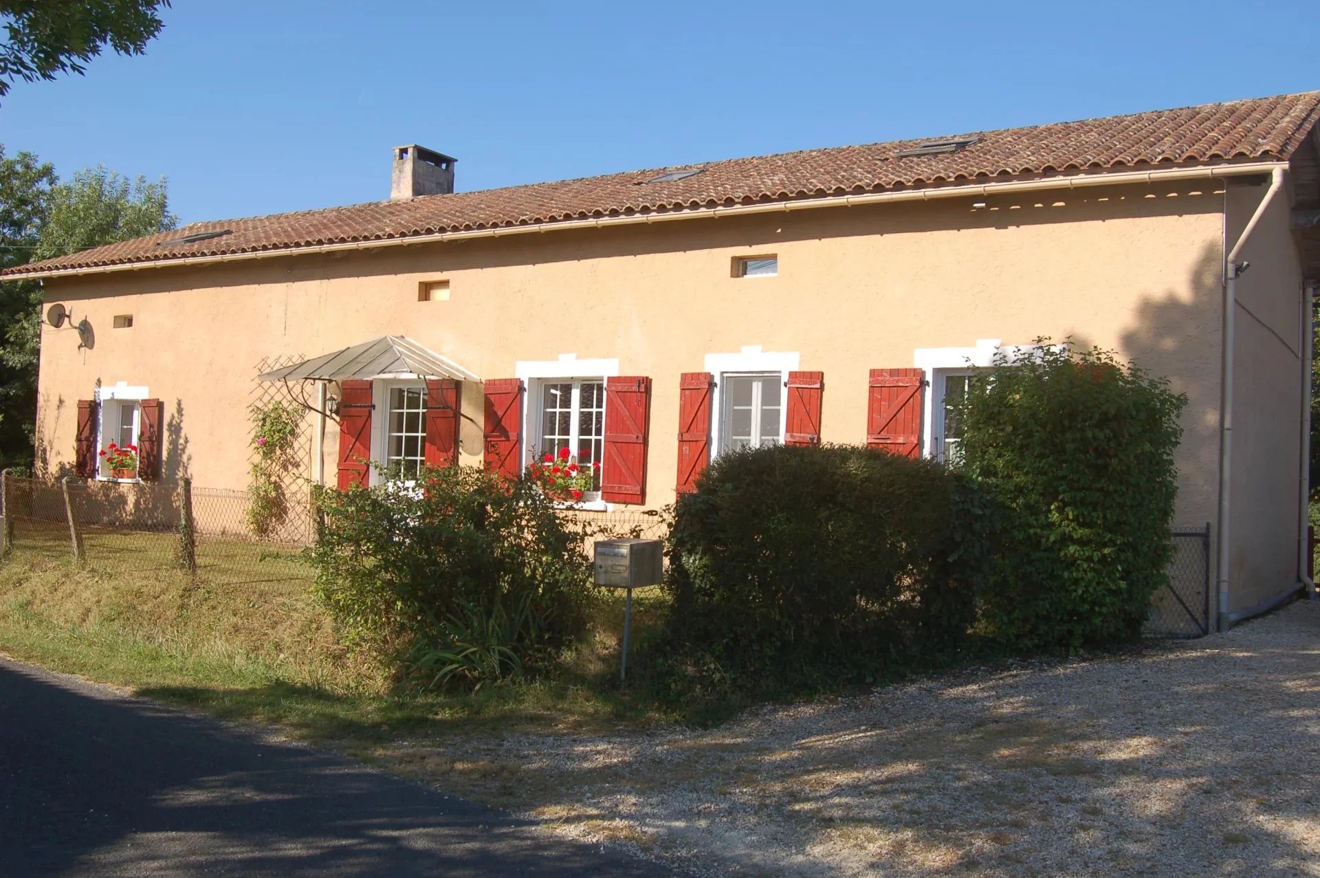 Lovely longere house in small hamlet near Riberac