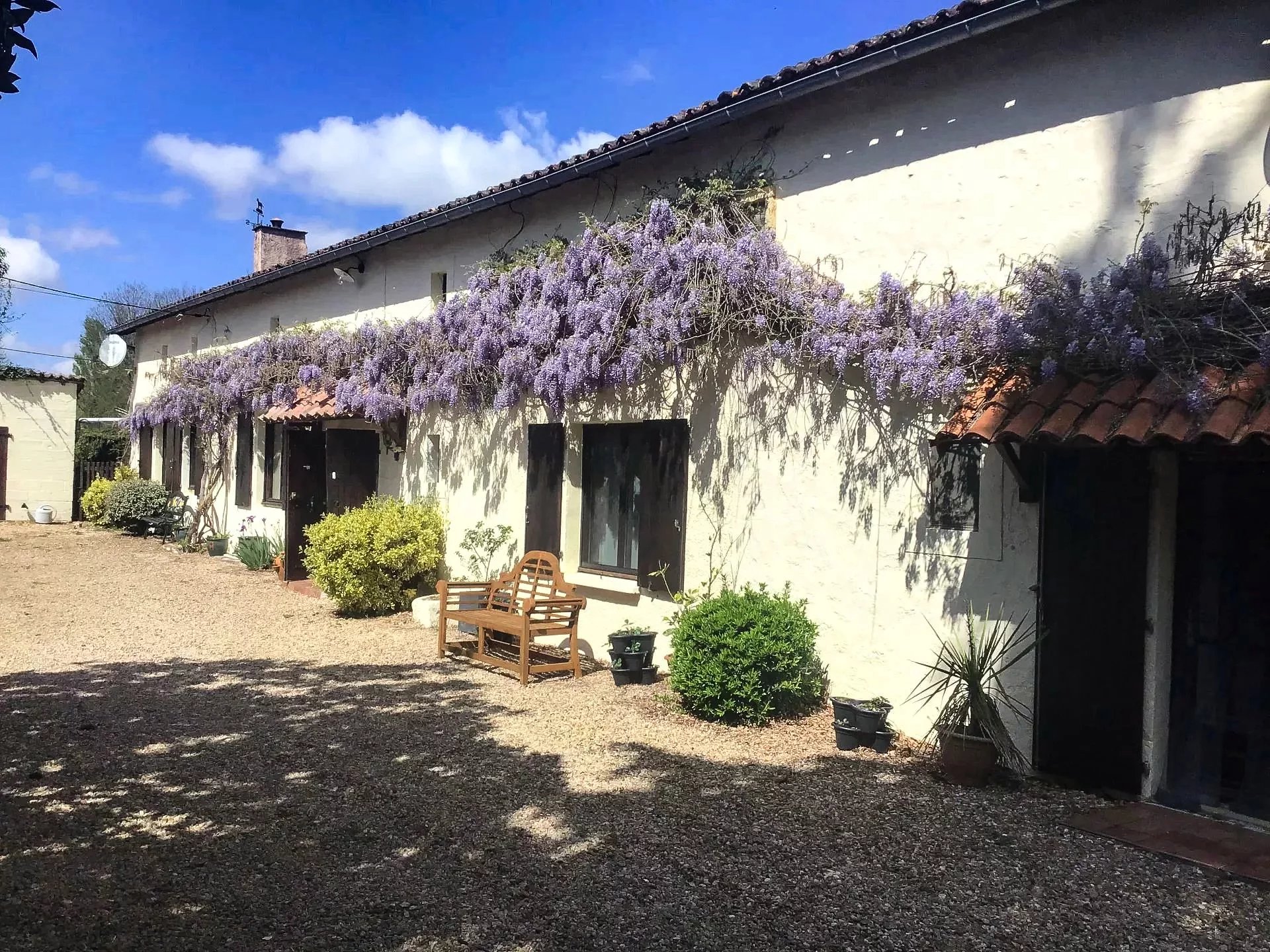 Belle ferme en pierre, piscine chauffée, jardins privés et logement d'amis attenant.