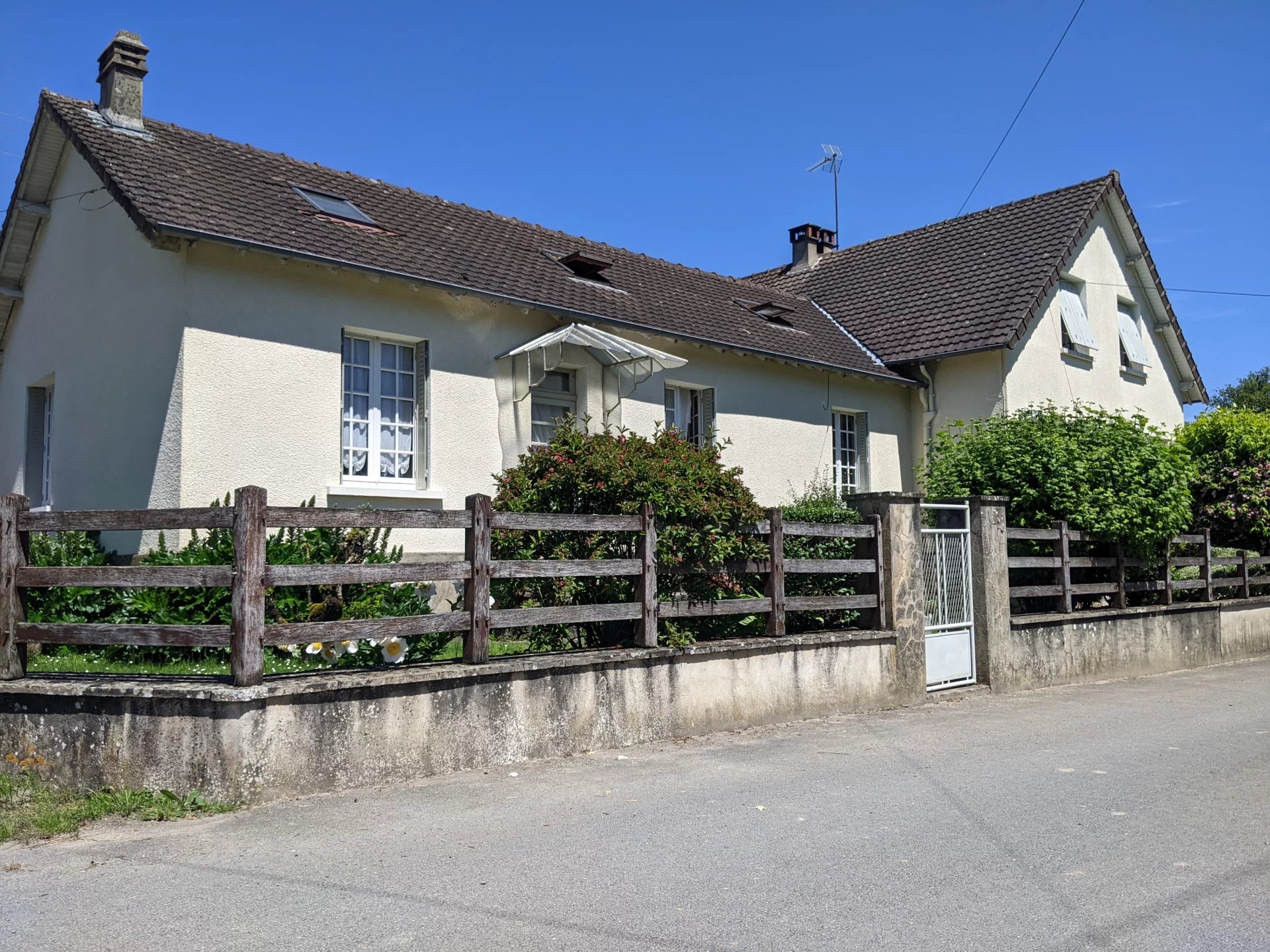 Delightful large property situated in the heart of the Indre