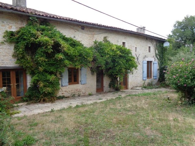 Grande maison de village de caractère avec 3 chambres et dépendances