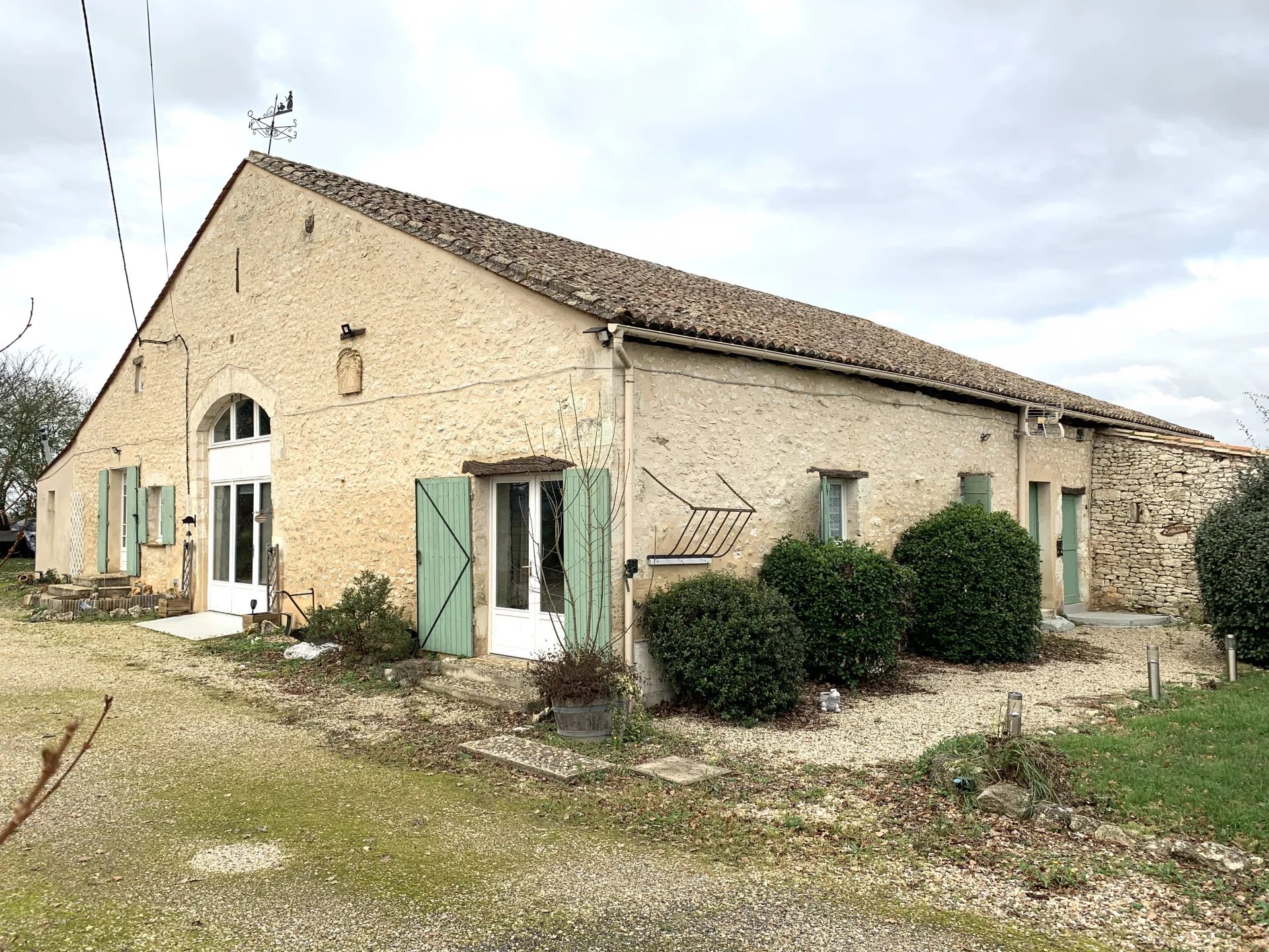 Belle maison en pierre, 4 chambres, 2 piscines, balnéo