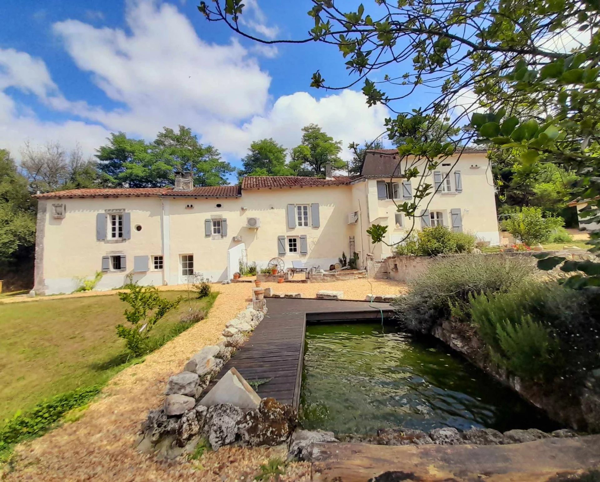 Beautifully restored village house within walking distance to Verteillac