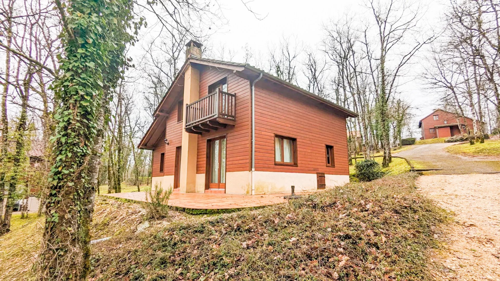 3 bed 3 bathroomed wooden chalet situated on golf course close to Sarlat