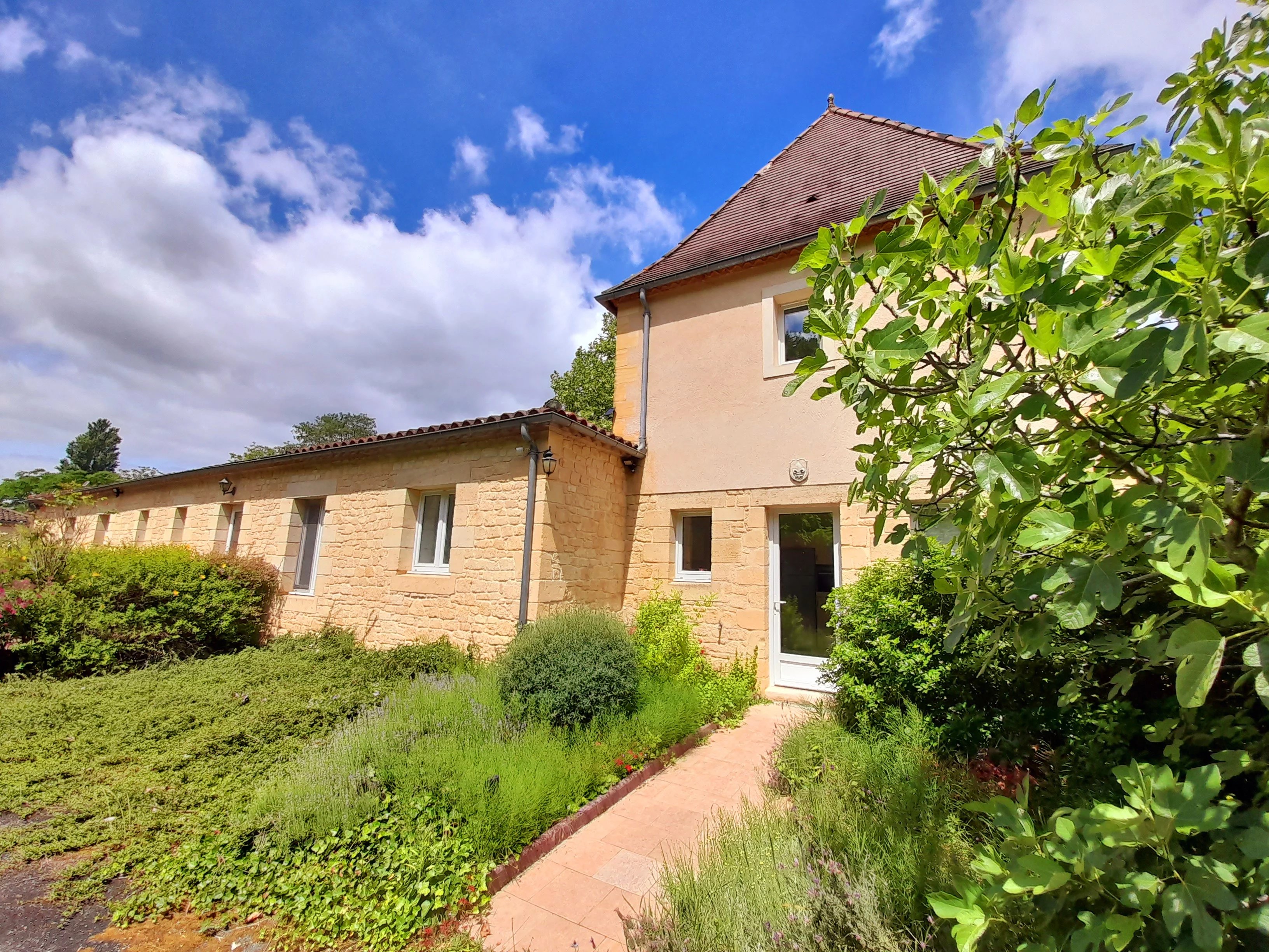 Maison familiale individuelle écoénergétique au bord de la rivière