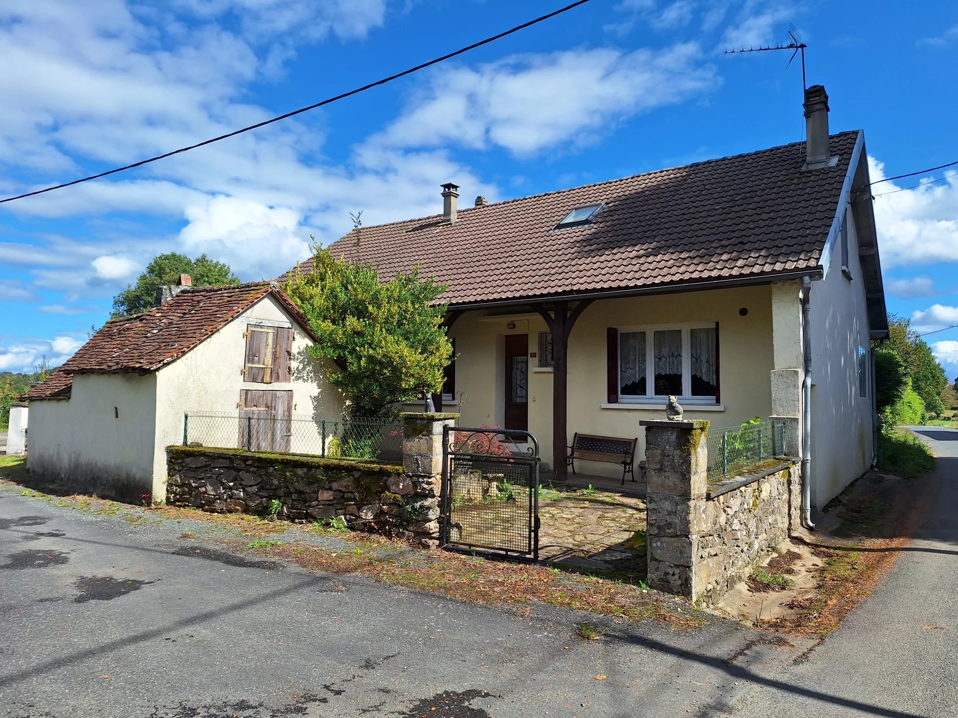 Maison de hameau spacieuse et indépendante avec 3 chambres et dépendances