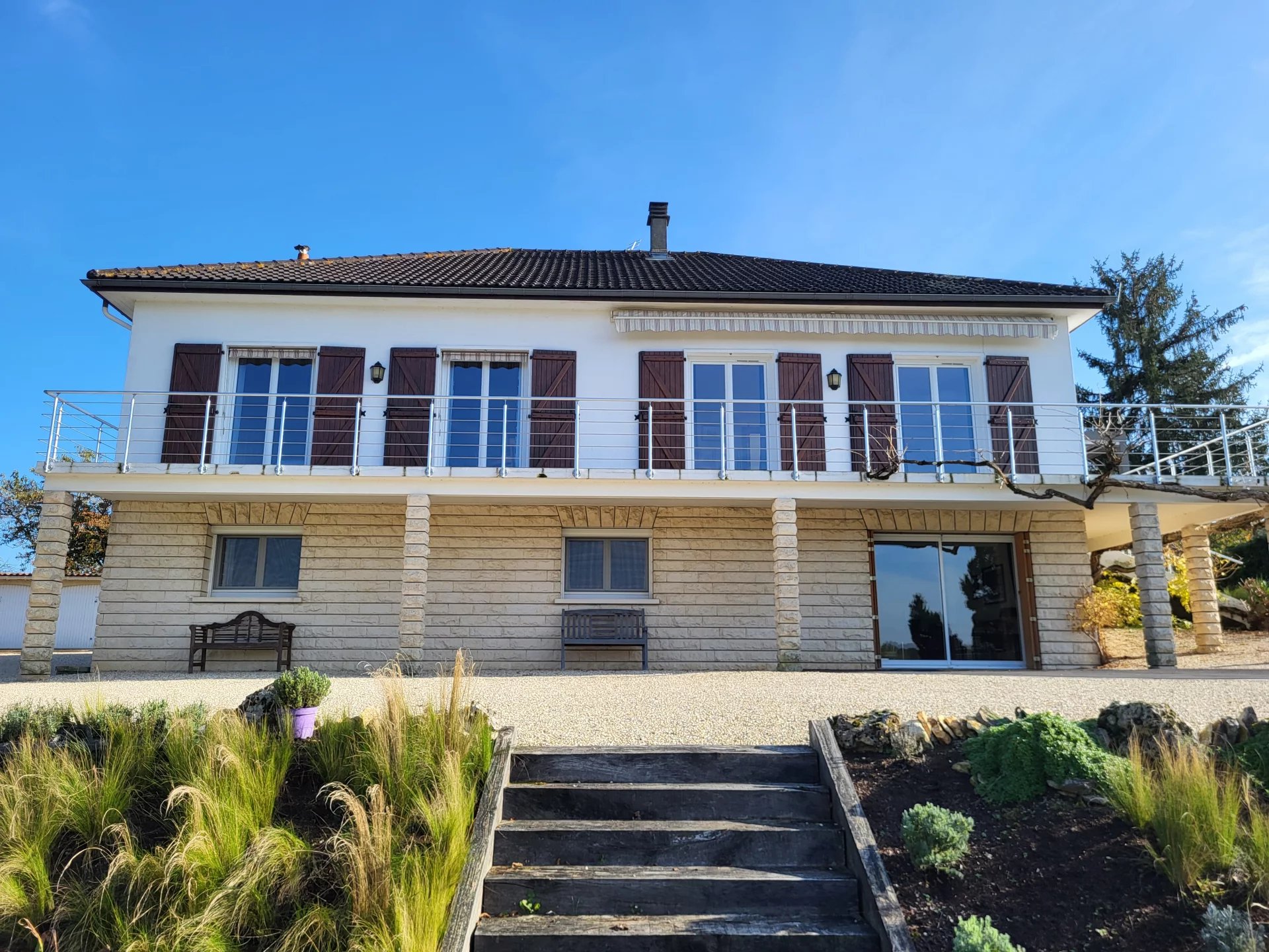 Propriété de luxe de quatre chambres avec grand jardin et piscine, à quelques pas de la ville