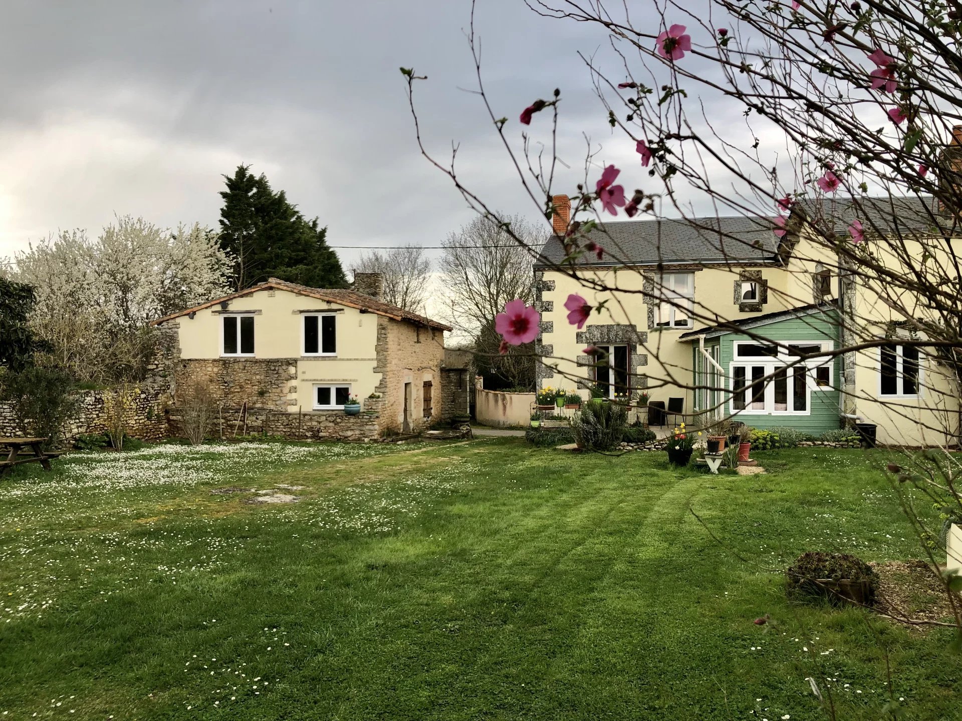 Belle propriété de caractère dans un cadre charmant avec possibilité de créer un gîte.