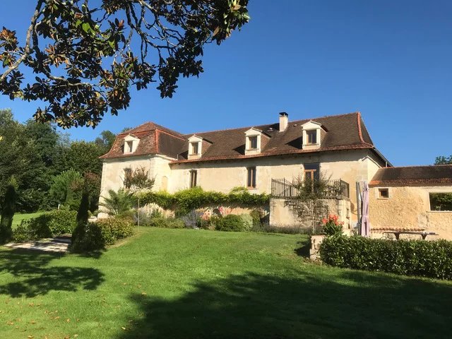 5-bedroom chartreuse with guest house, pool and outbuildings