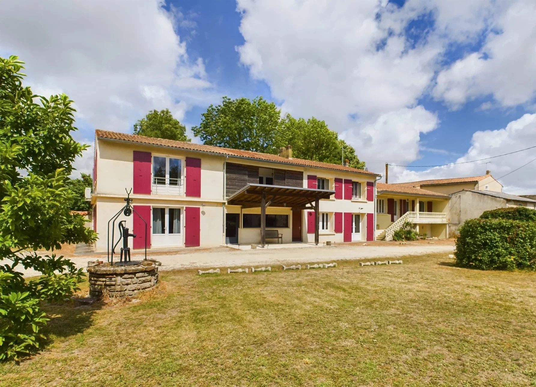 Superbe maison de village avec de vastes jardins et une piscine .