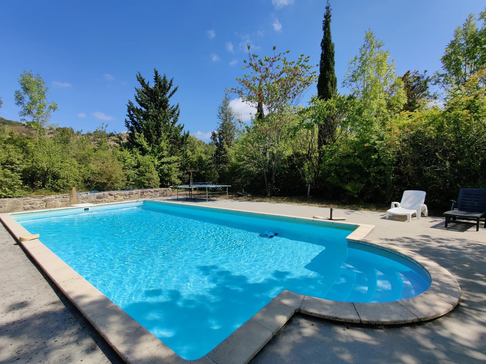 Ancien domaine viticole, dépendances, piscine et terrain