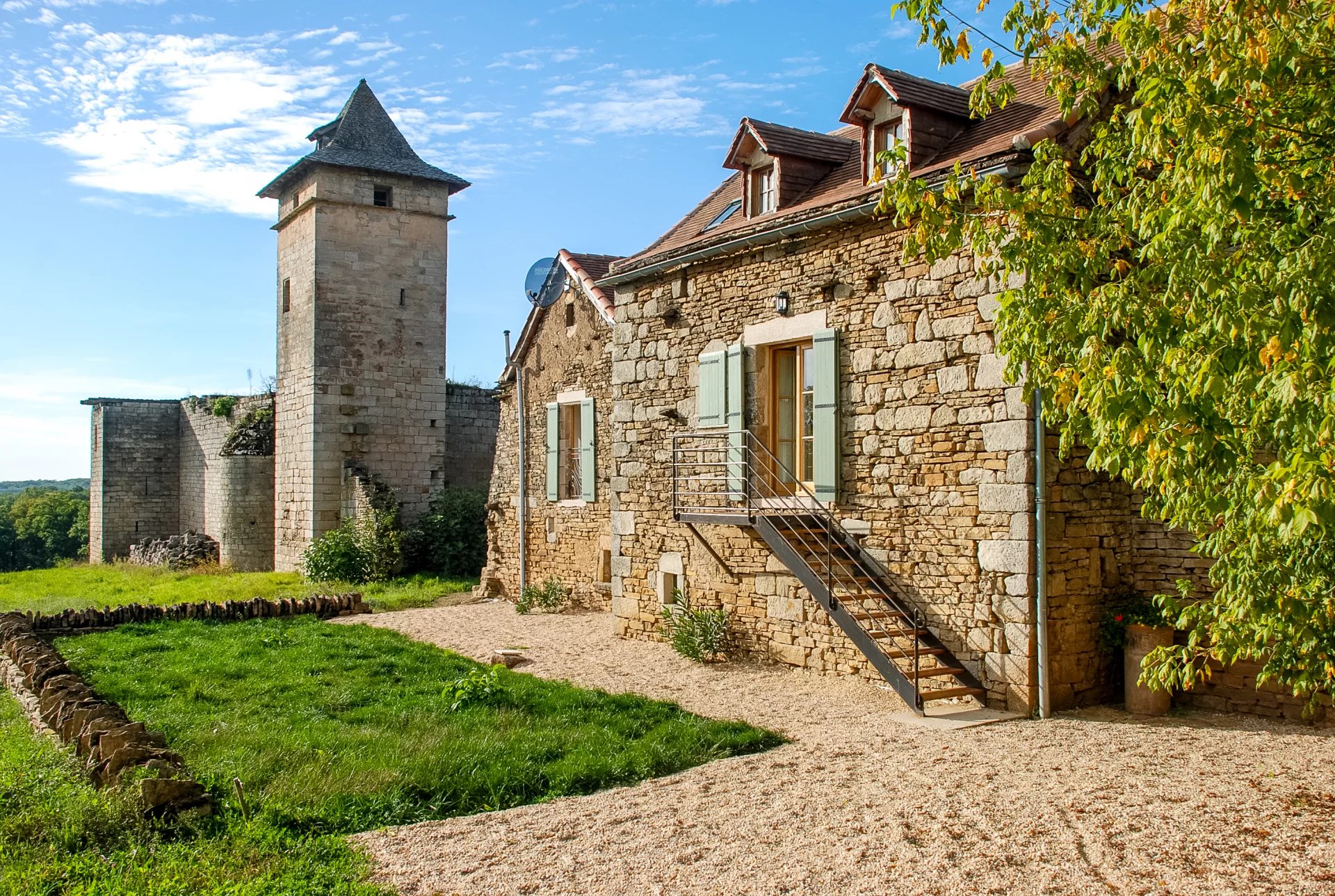 An enchanting gîte complex among the ruins of a 13th-century château