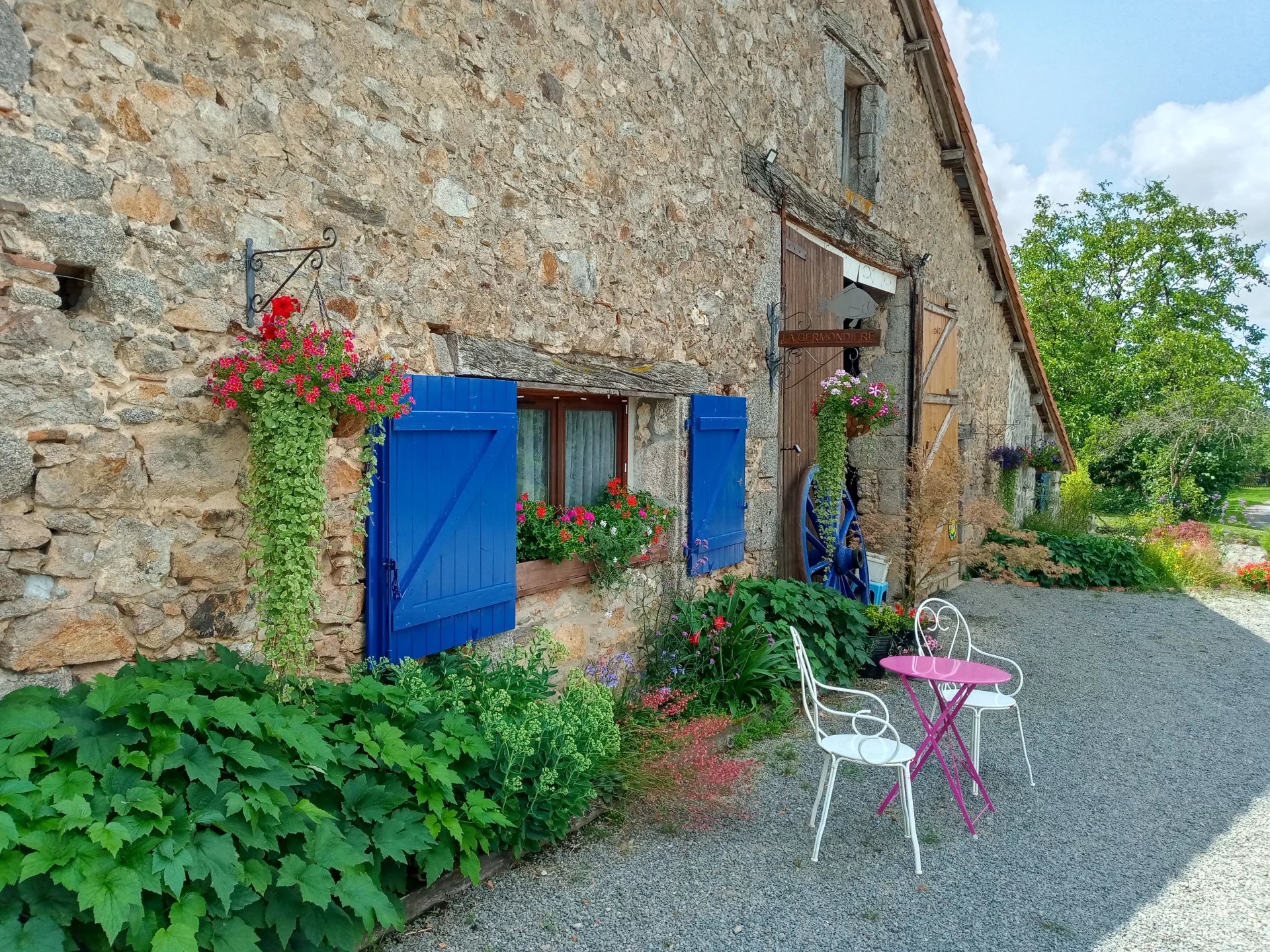 Etangs de pêche avec 2 maisons, sur 2,1 hectares.