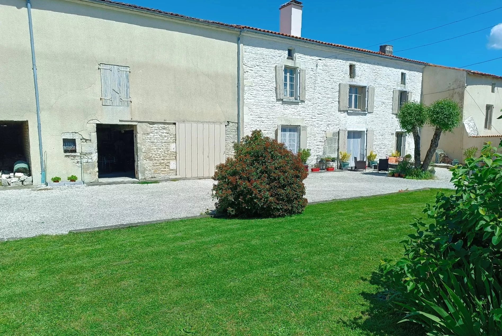 Beautiful stone property with 4 bedrooms, and outbuildings, close to the town of Aigre
