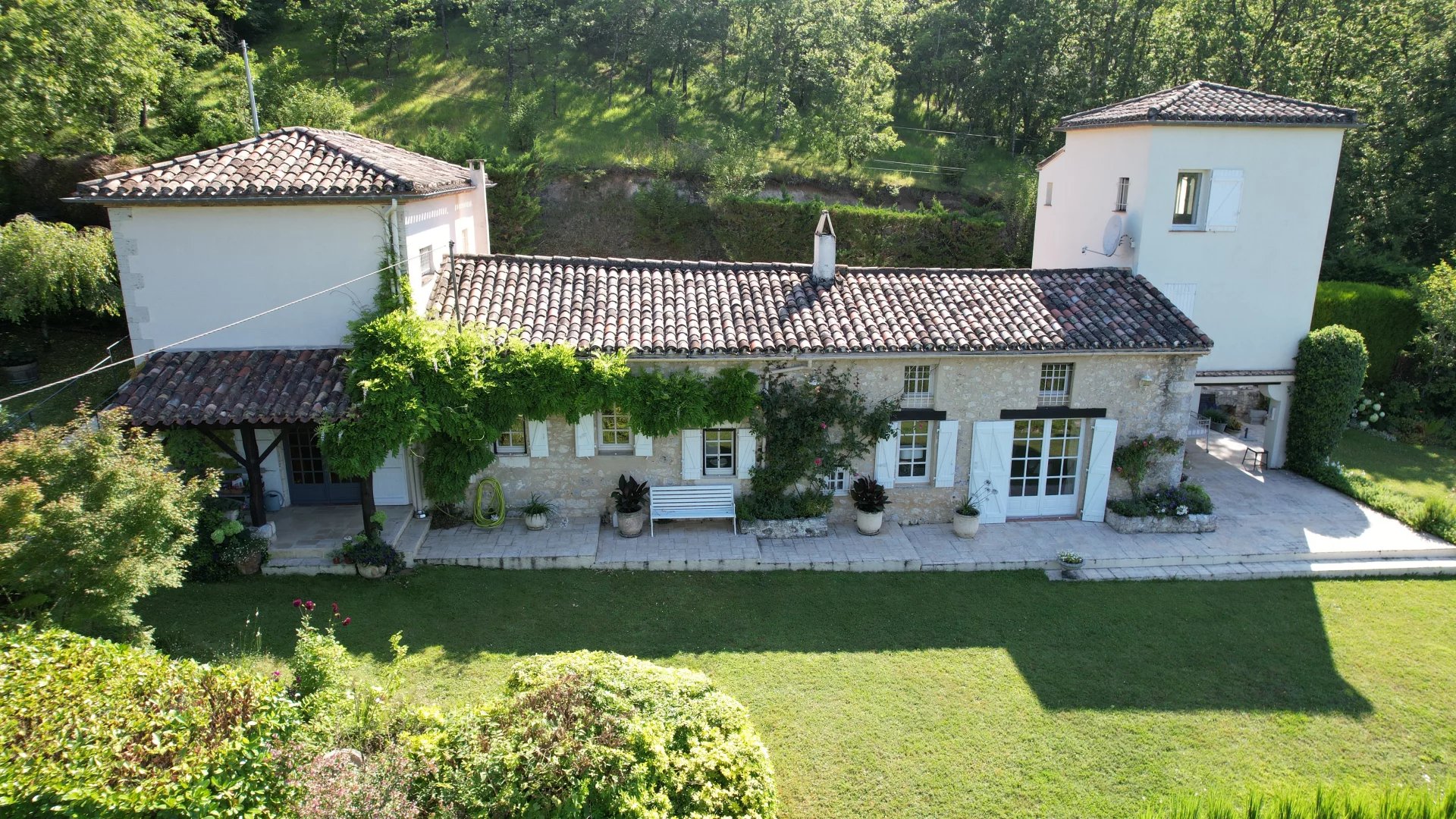 Superbe propriété avec piscine chauffée sur un terrain de 1.39 Ha