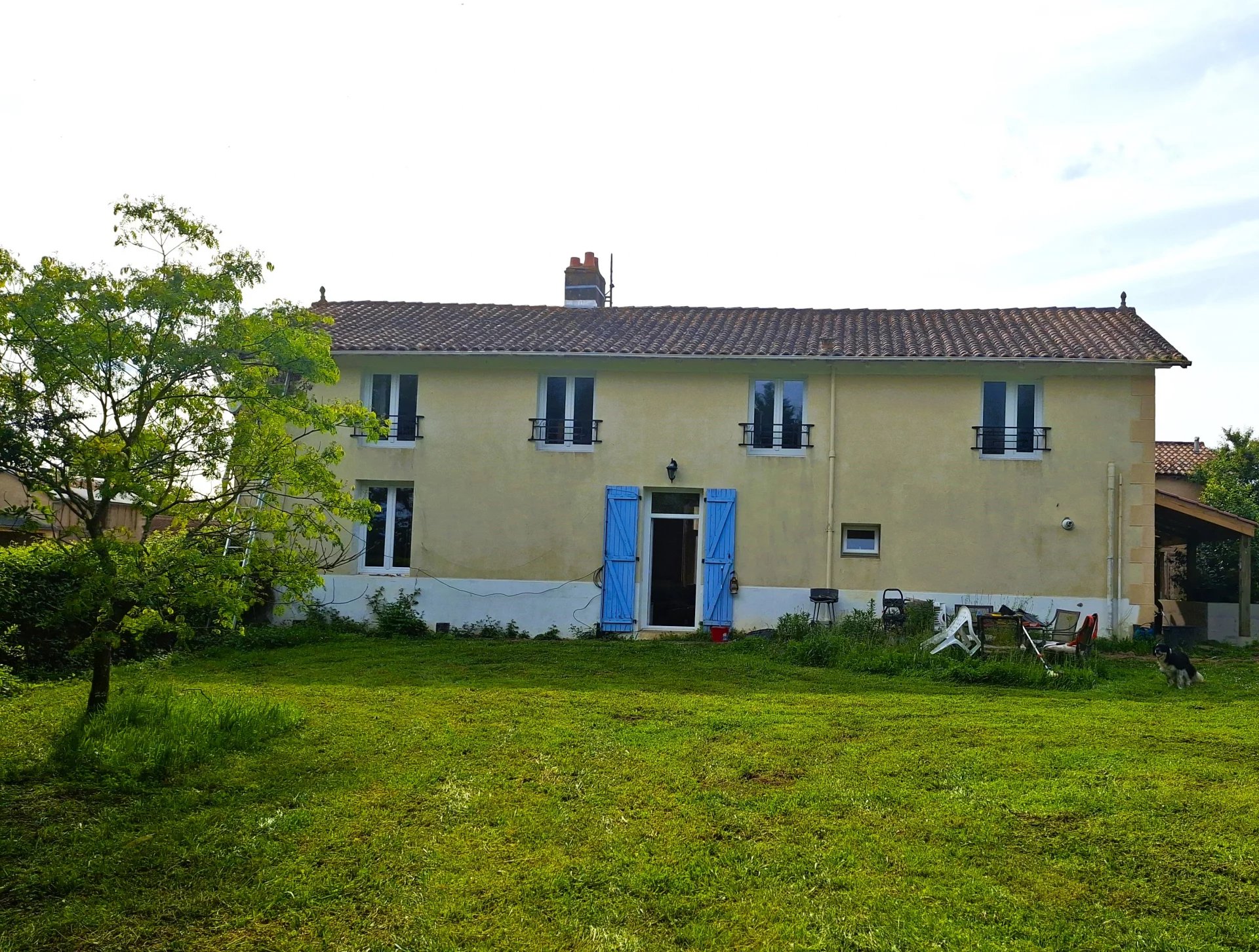 Farmhouse, outbuildings and 4000m² of land near popular village