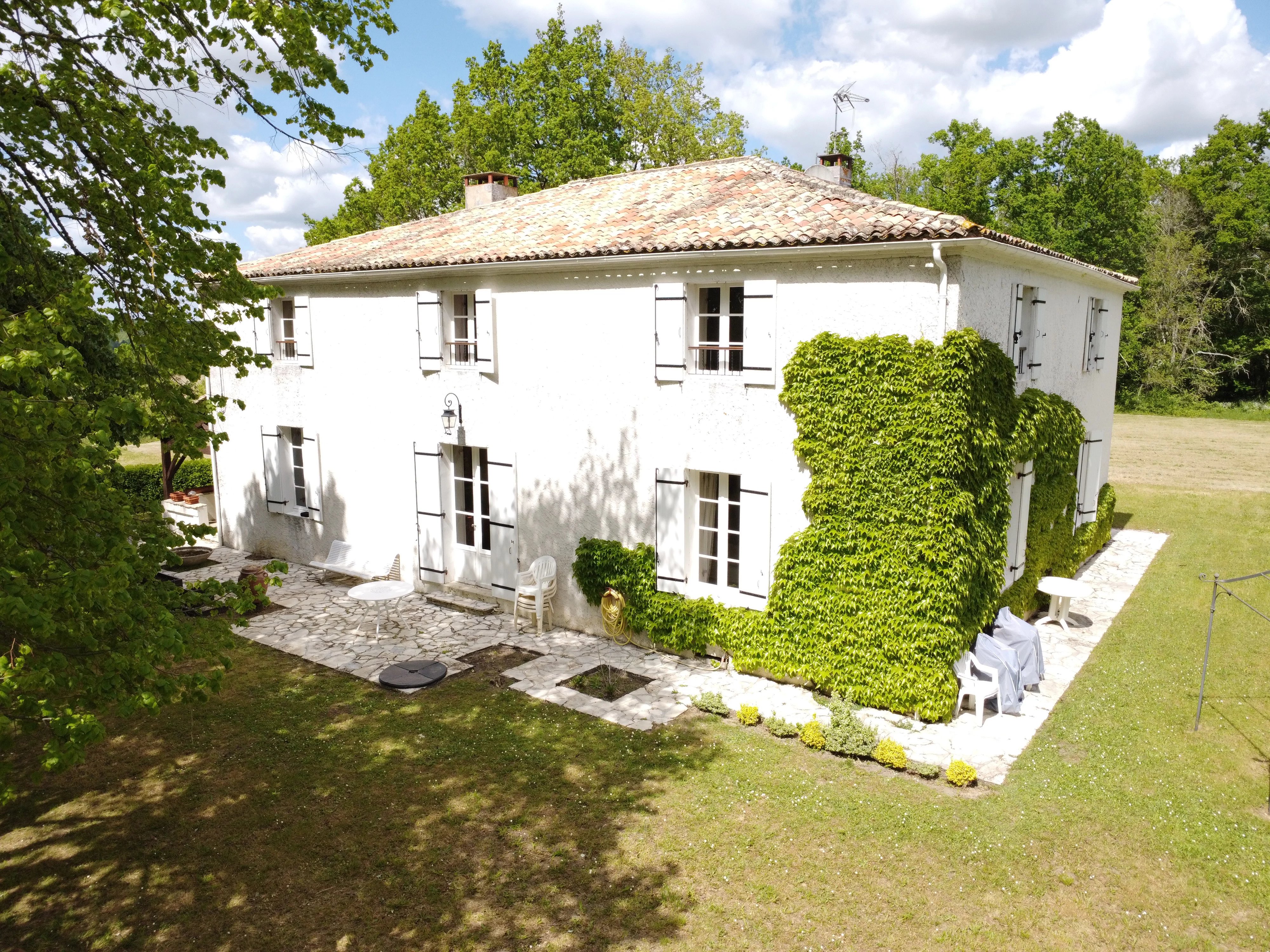 Bel ensemble comprenant une maison de campagne avec piscine et une maison Perigourdine