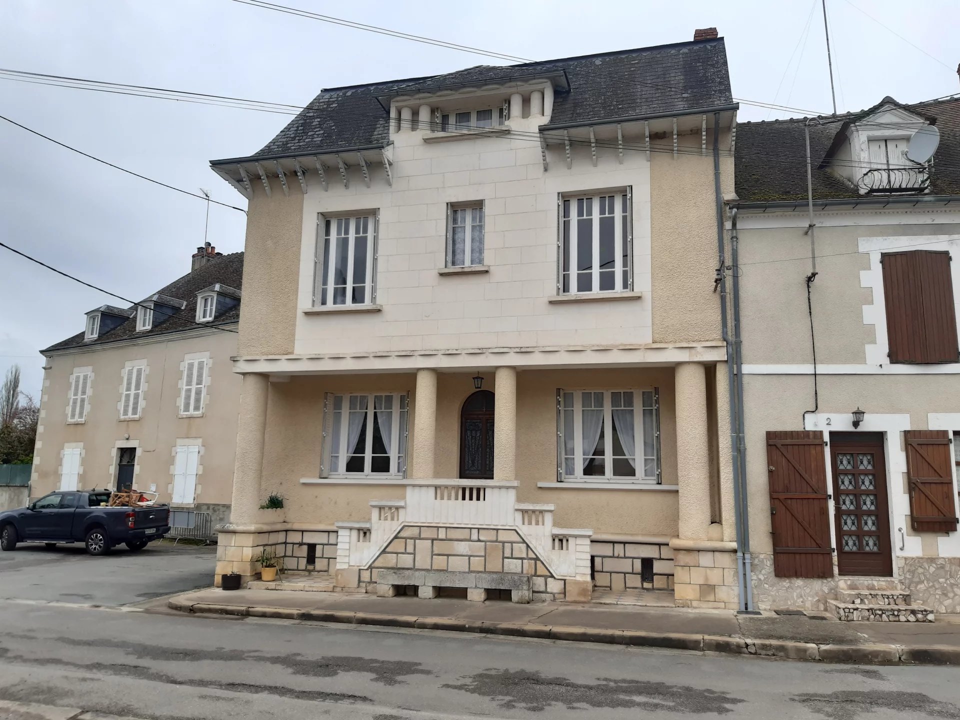 Light-filled, riverside maison de maitre in popular village