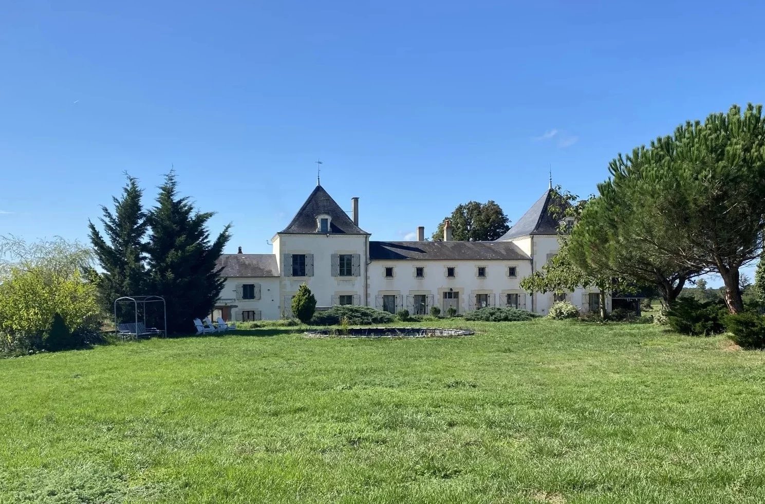 Gorgeous 6 bed-4 bath chateau in 5 hectares of land