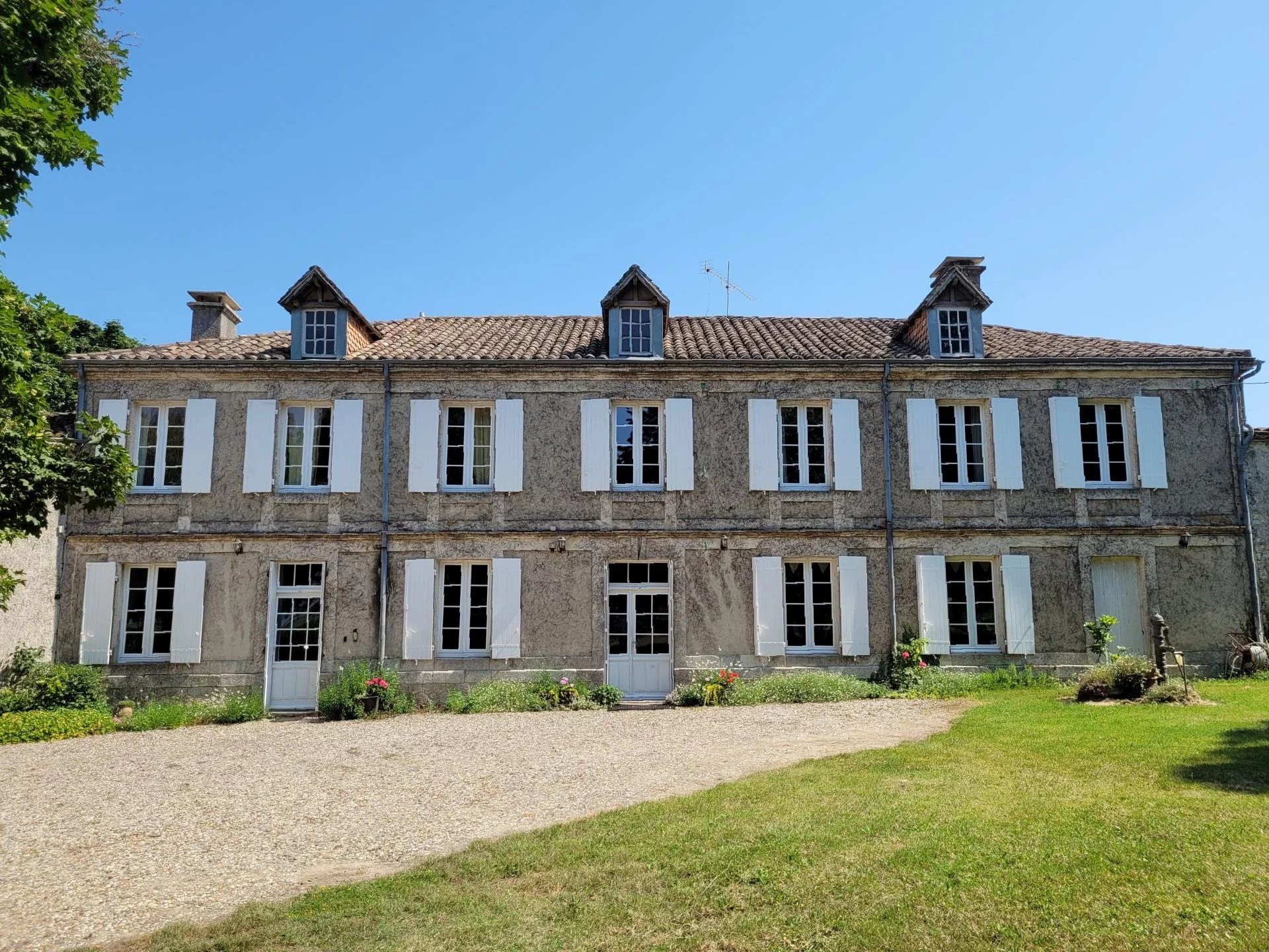 Maison de Maître with swimming pool, outbuildings and land