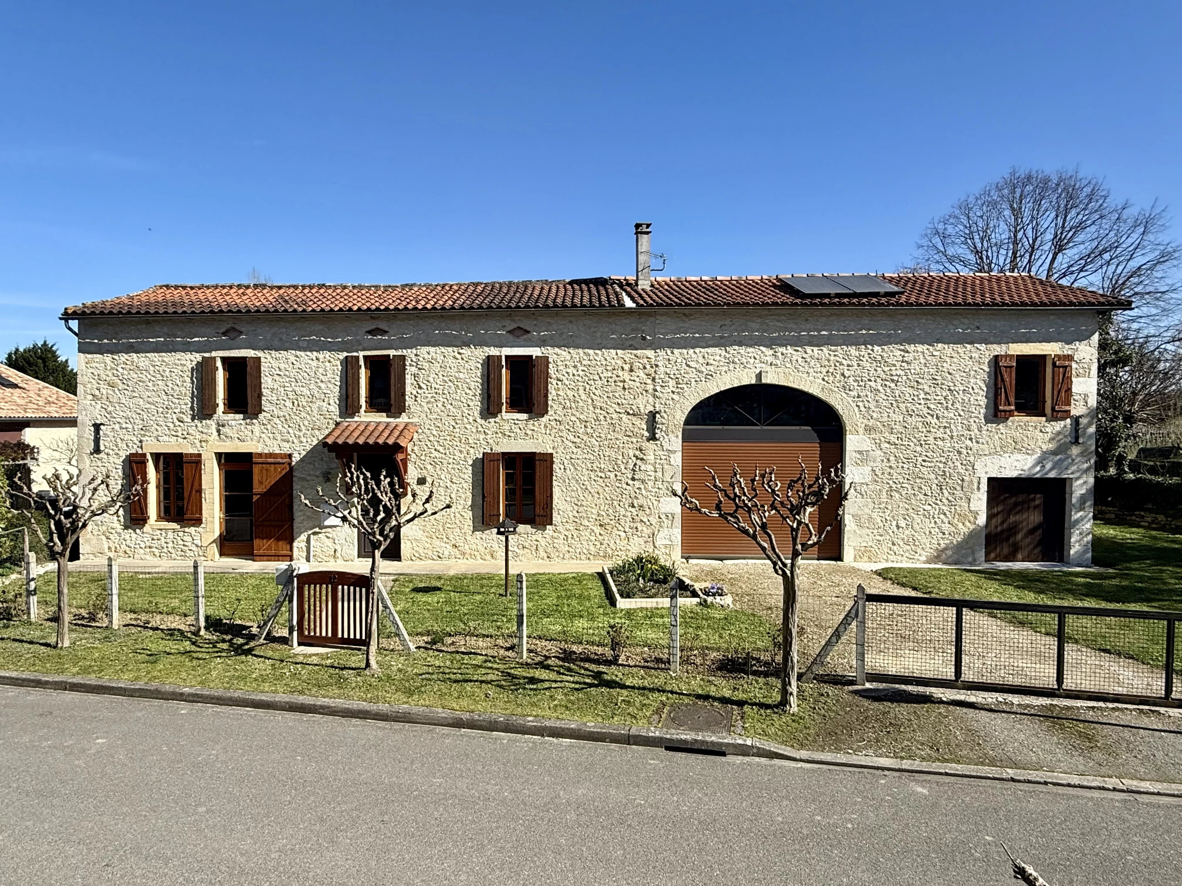 Charmante Ferme Rénovée avec Piscine au Cœur des Vignobles de la Gironde