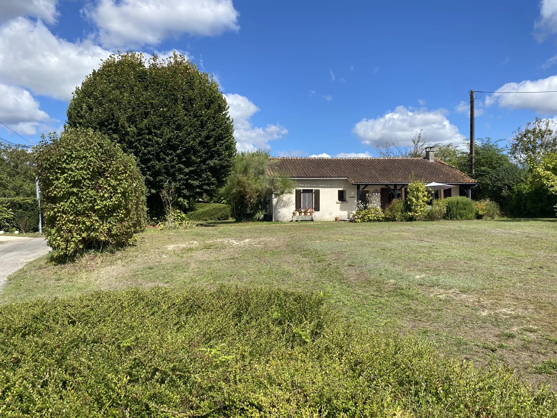 Single-storey 3-bed house with pool in quiet hamlet