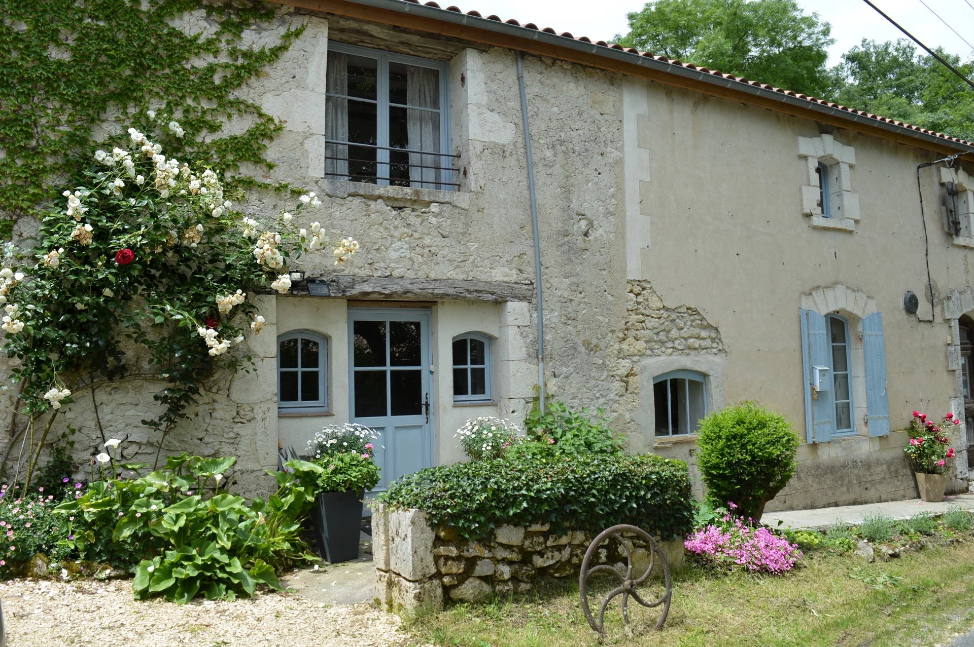 Belle maison en pierre, deux maisons d'amis et piscine