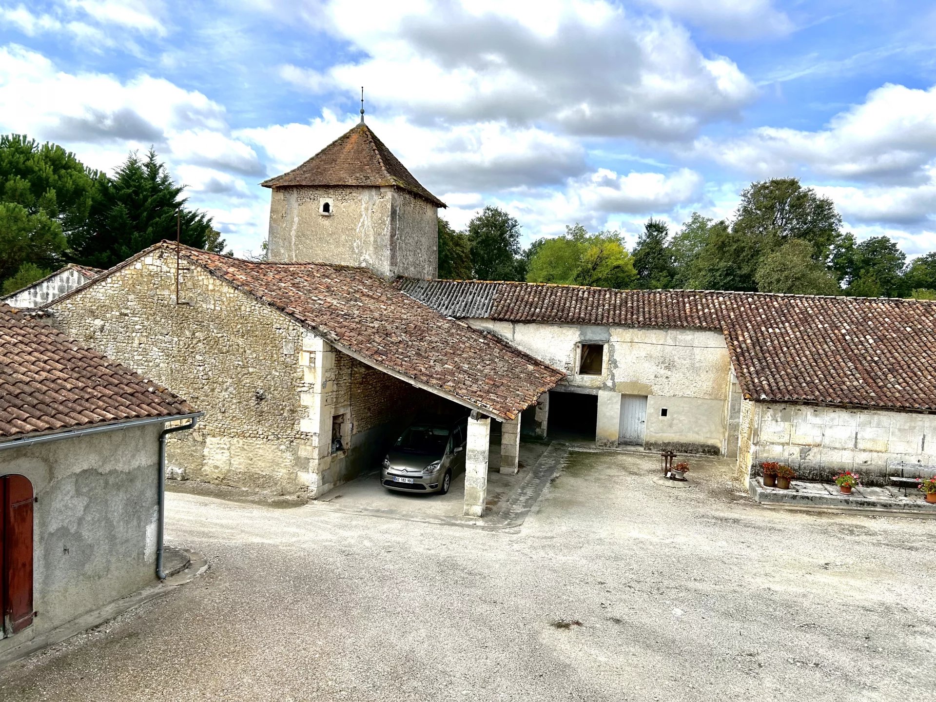 Stone farm with internal courtyard dating from 16th century