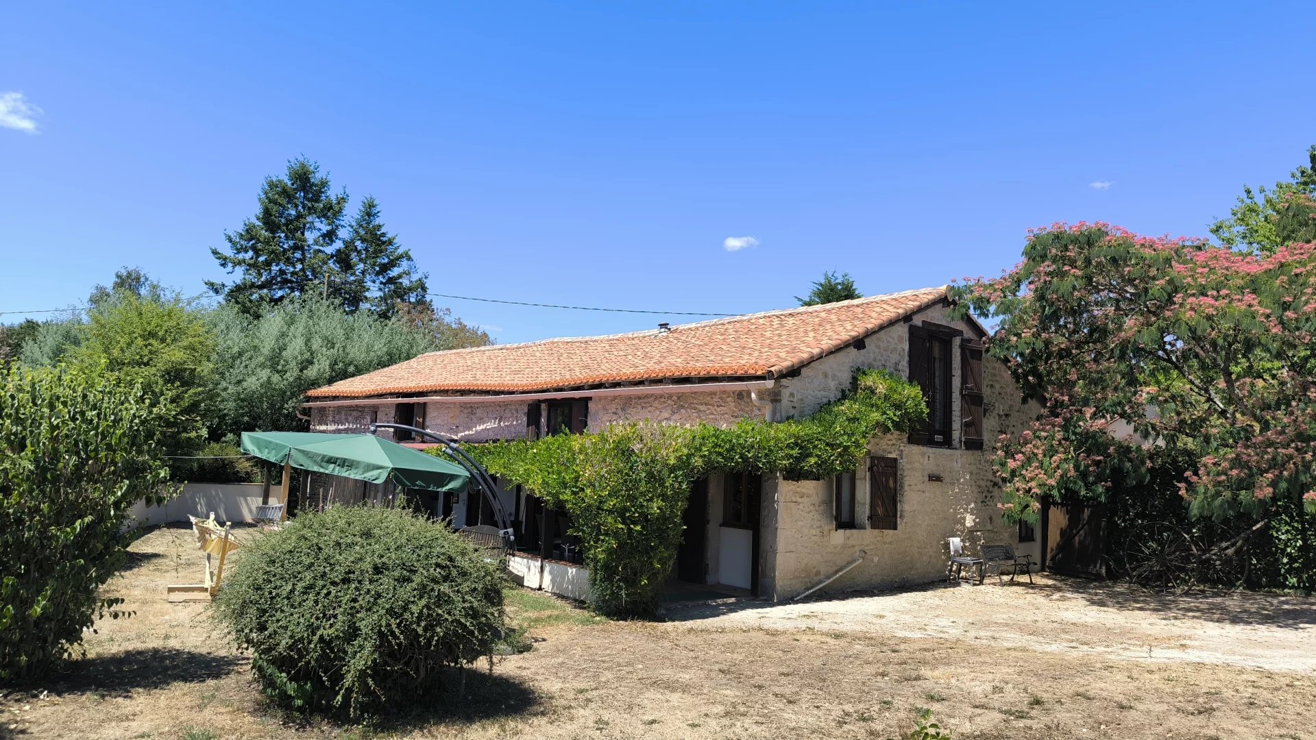 Belle propriété de caractère avec annexe et vue imprenable sur la campagne