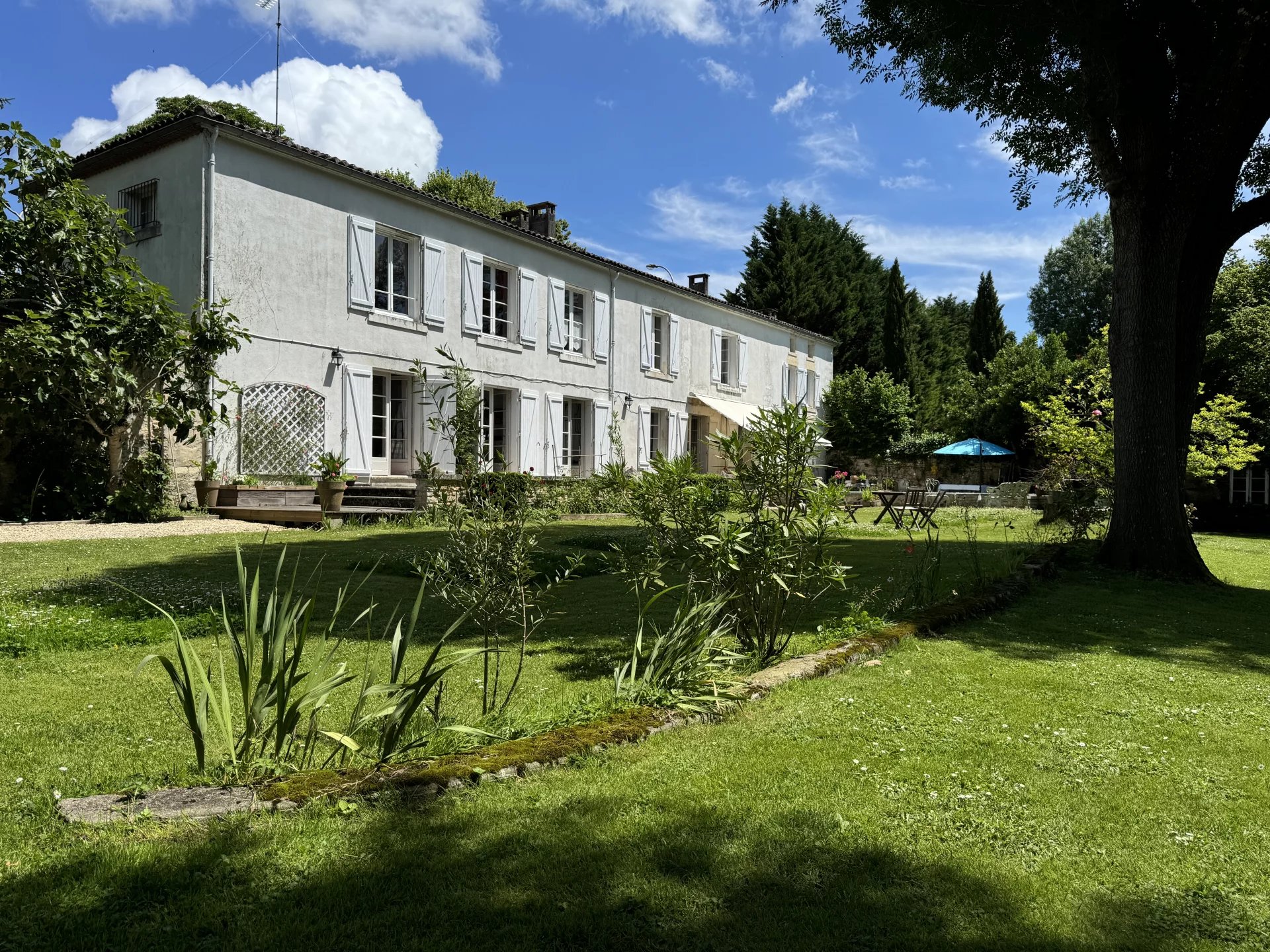 Riverside house with pool and 4/5 bedrooms