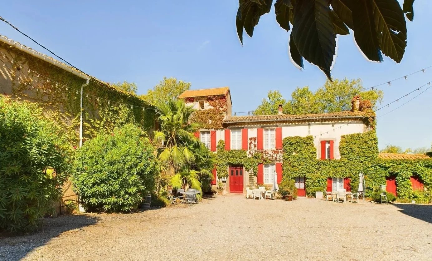 Domaine avec vignes et gîtes