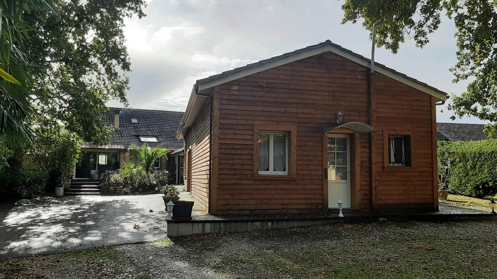 Maison familiale avec piscine intérieure et potentiel de revenus