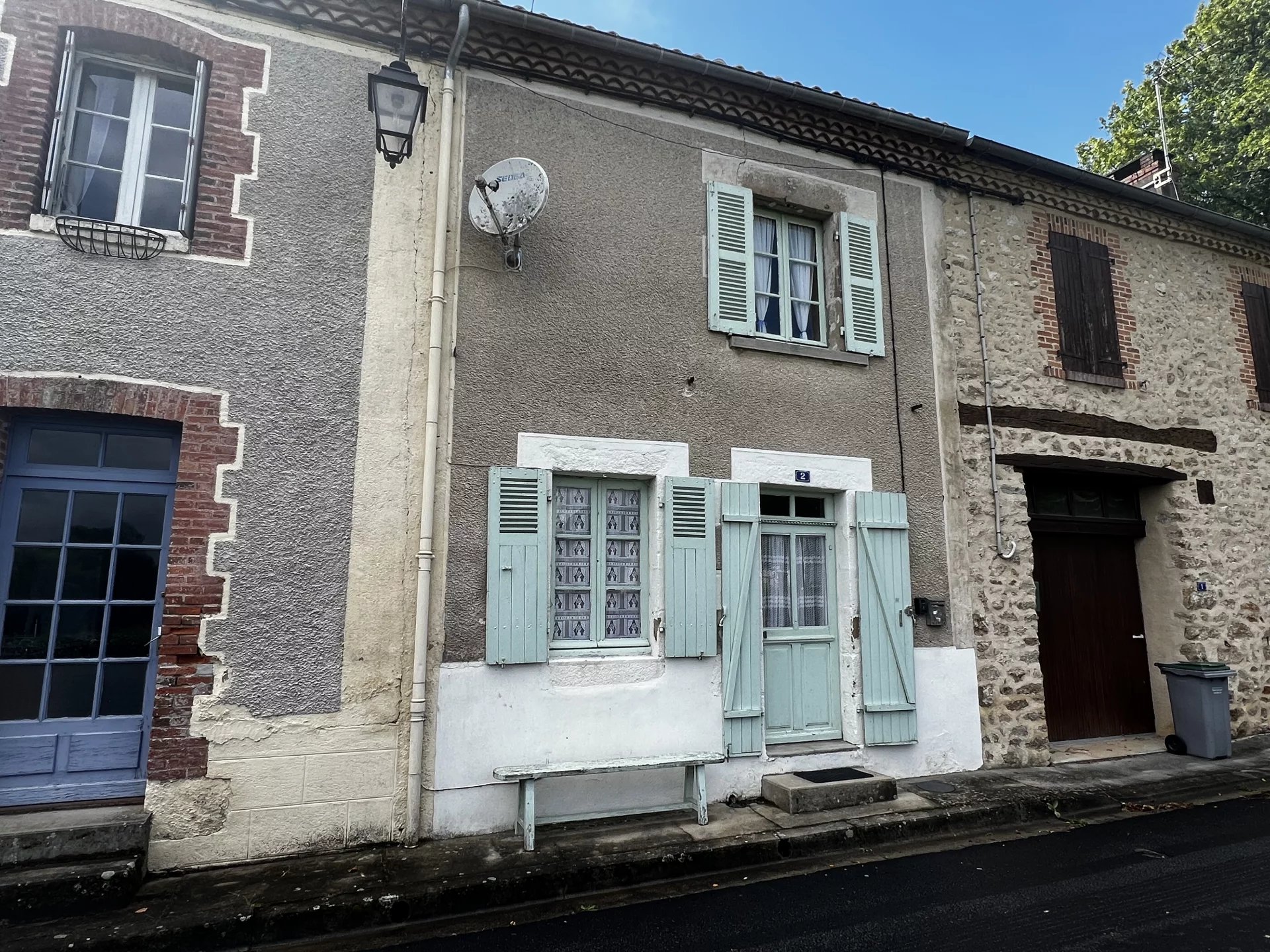 Interesting listing, two bedroom house plus two floor barn and other house to renovate