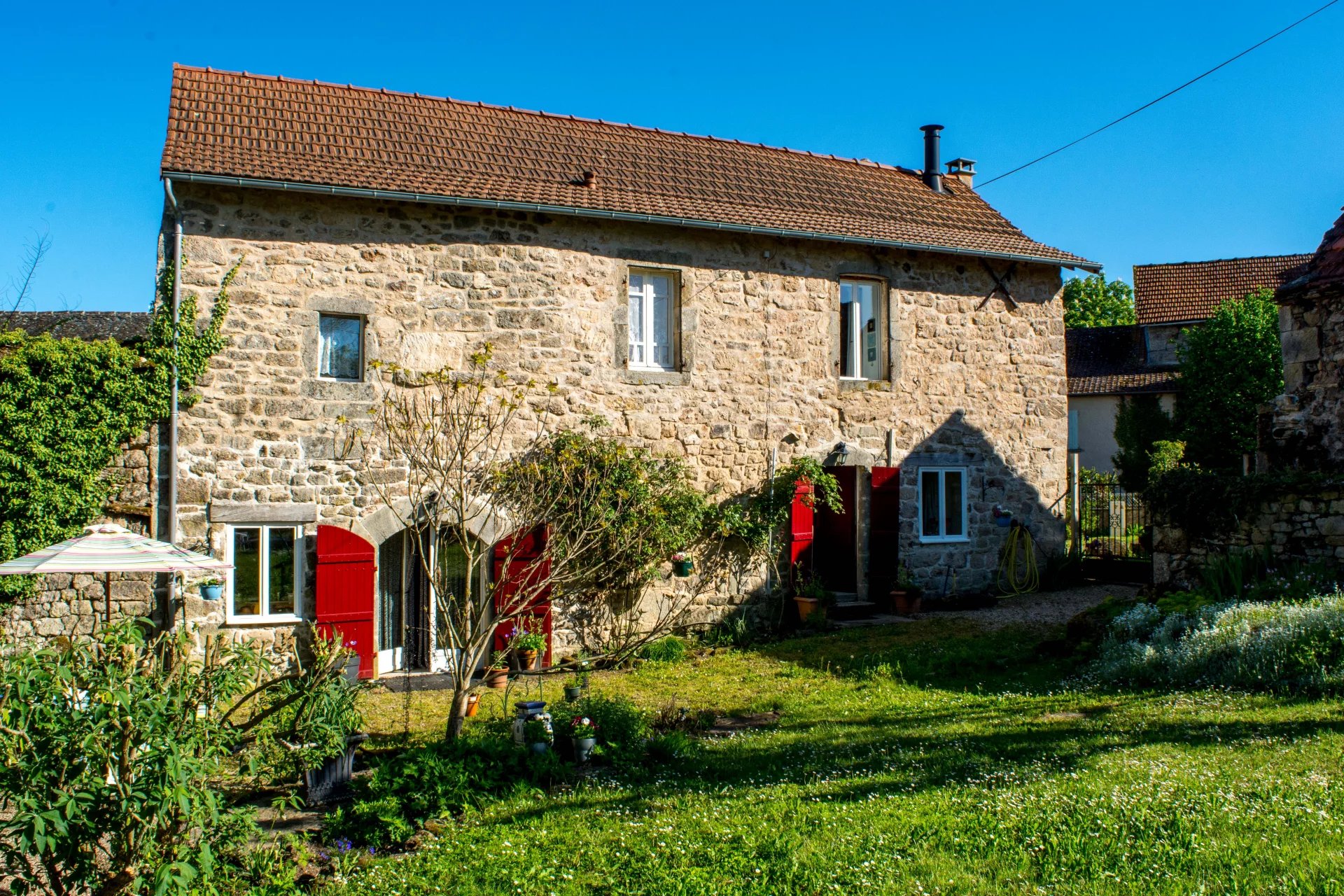 Jolie maison en pierre de deux chambres dans un hameau tranquille