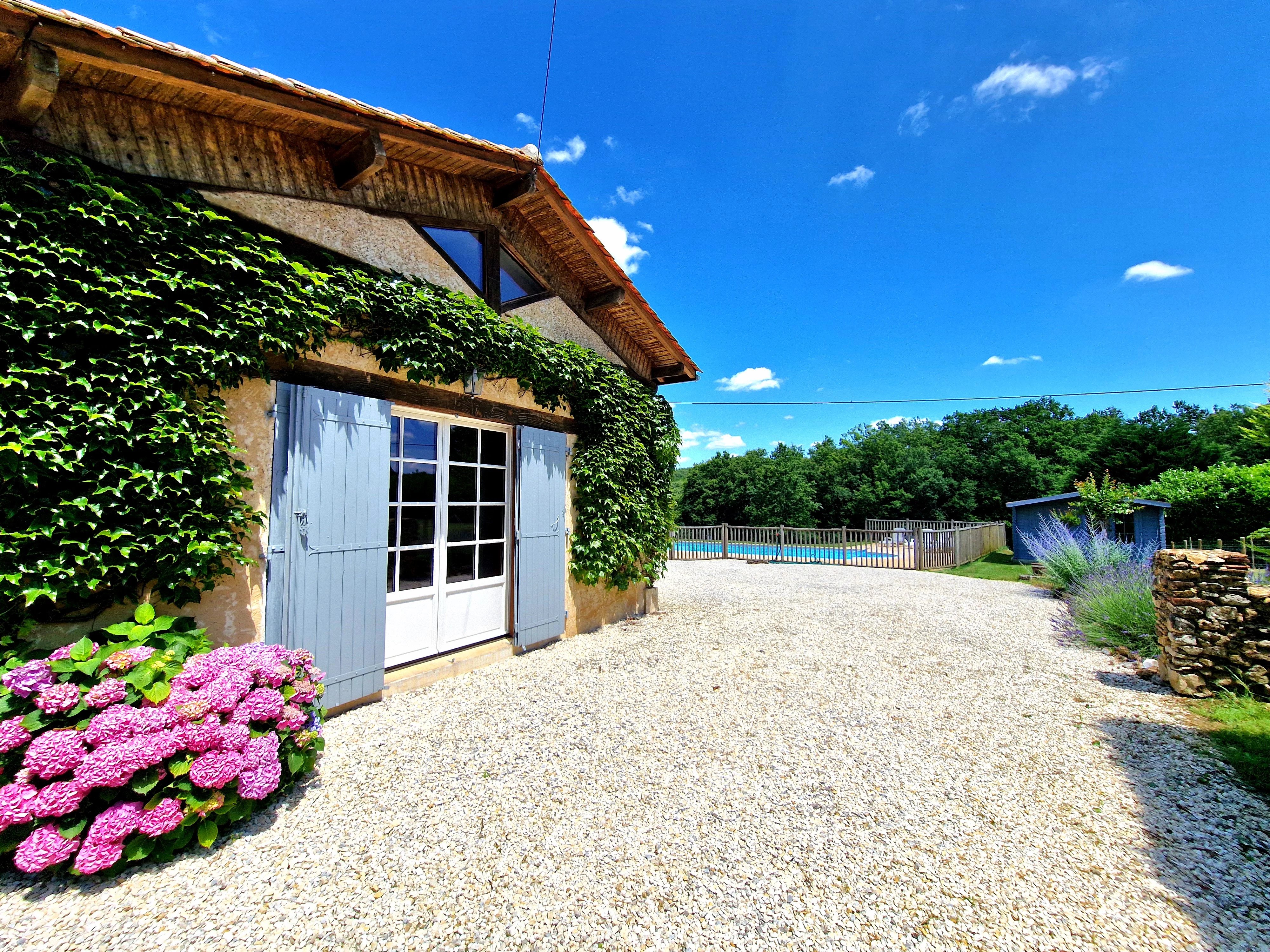 Beautiful barn conversion with 4 bedrooms, pool and land