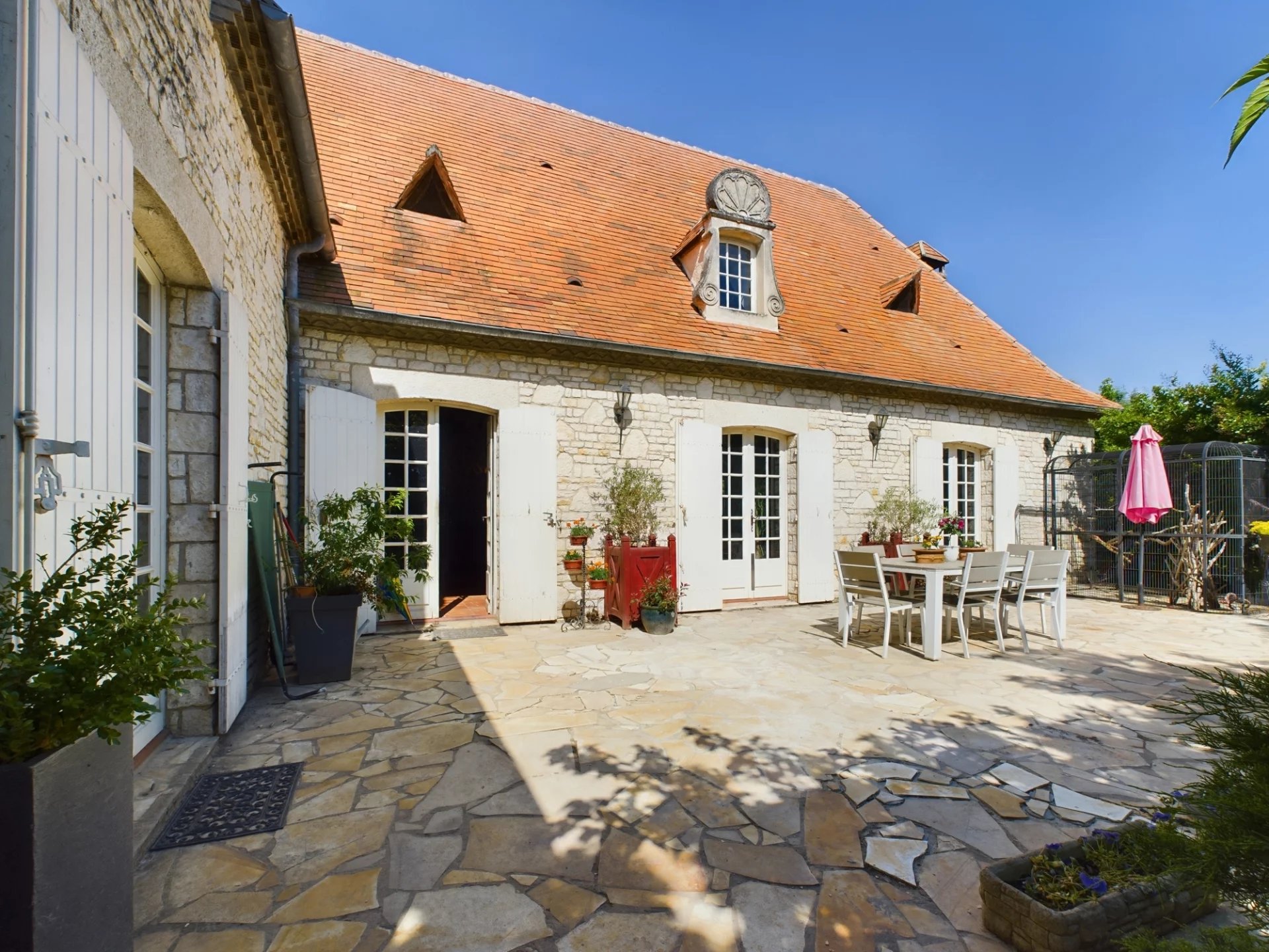 Detached house on the edge of a village close to Bergerac