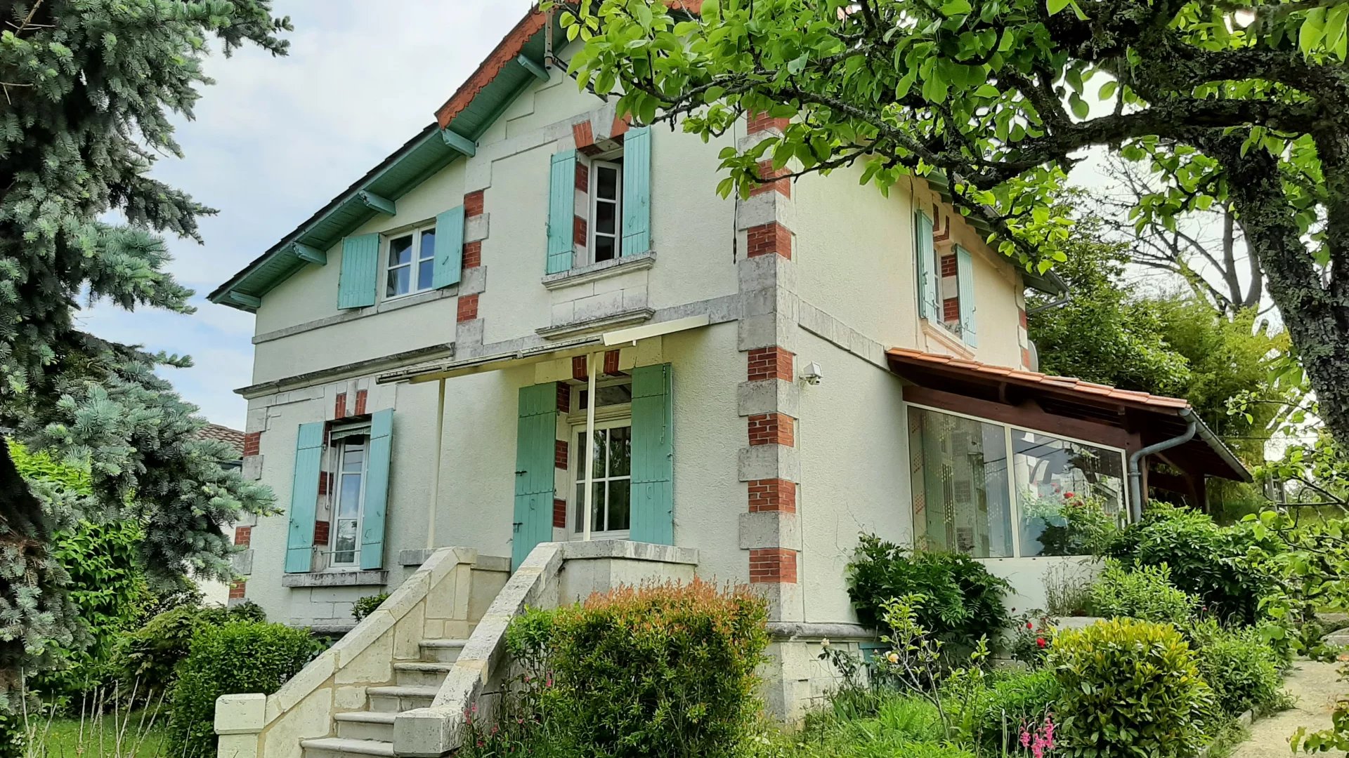 Maison de 4 chambres avec piscine, en bordure du bourg