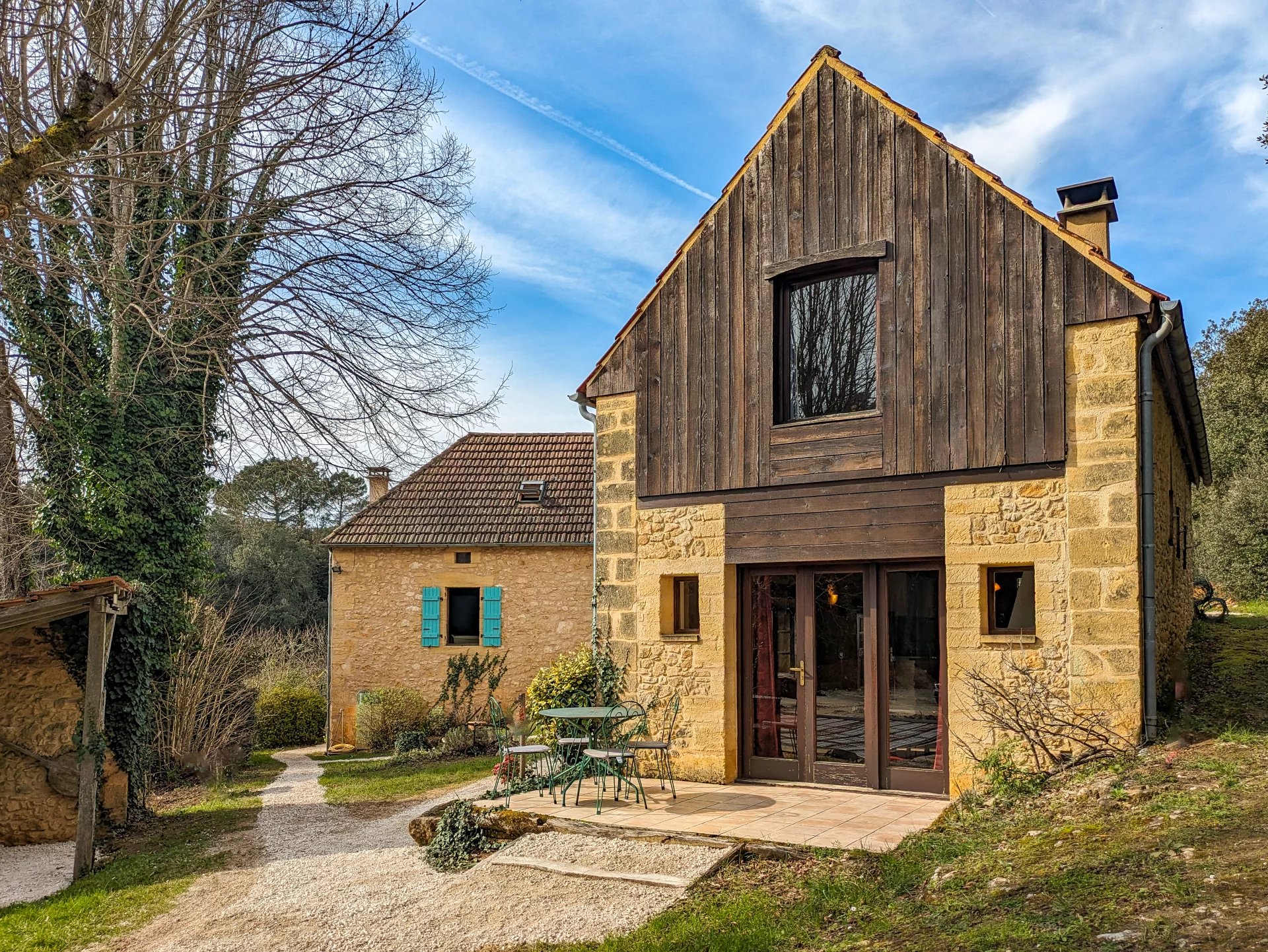 Charmant ensemble de maisons en pierre au cœur de la Dordogne.