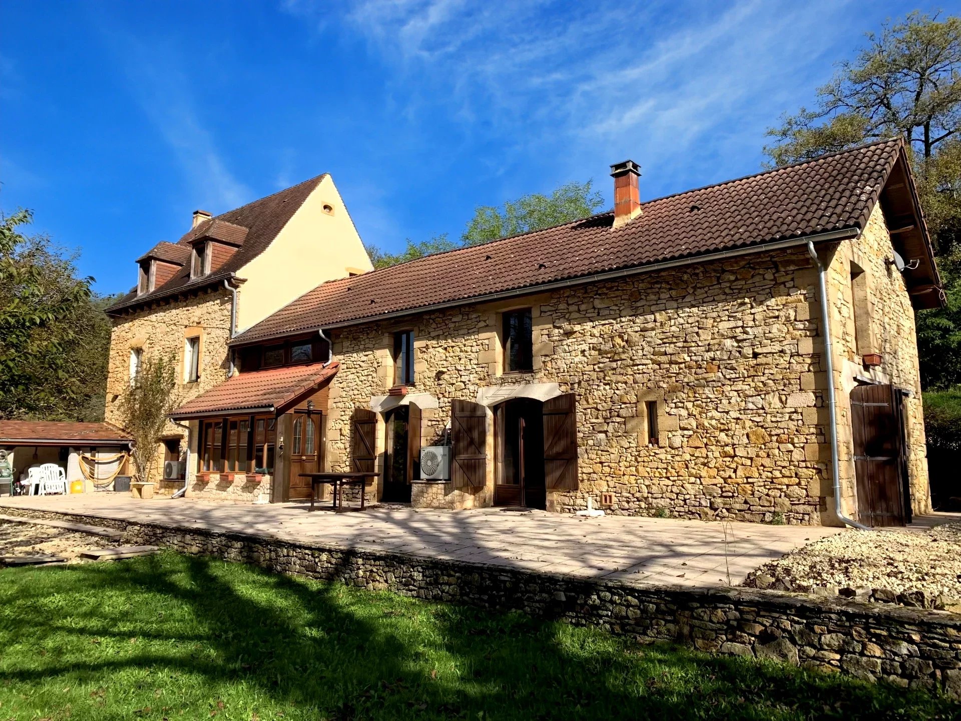 Propriété indépendante en pierre avec trois chambres, à la périphérie du village.