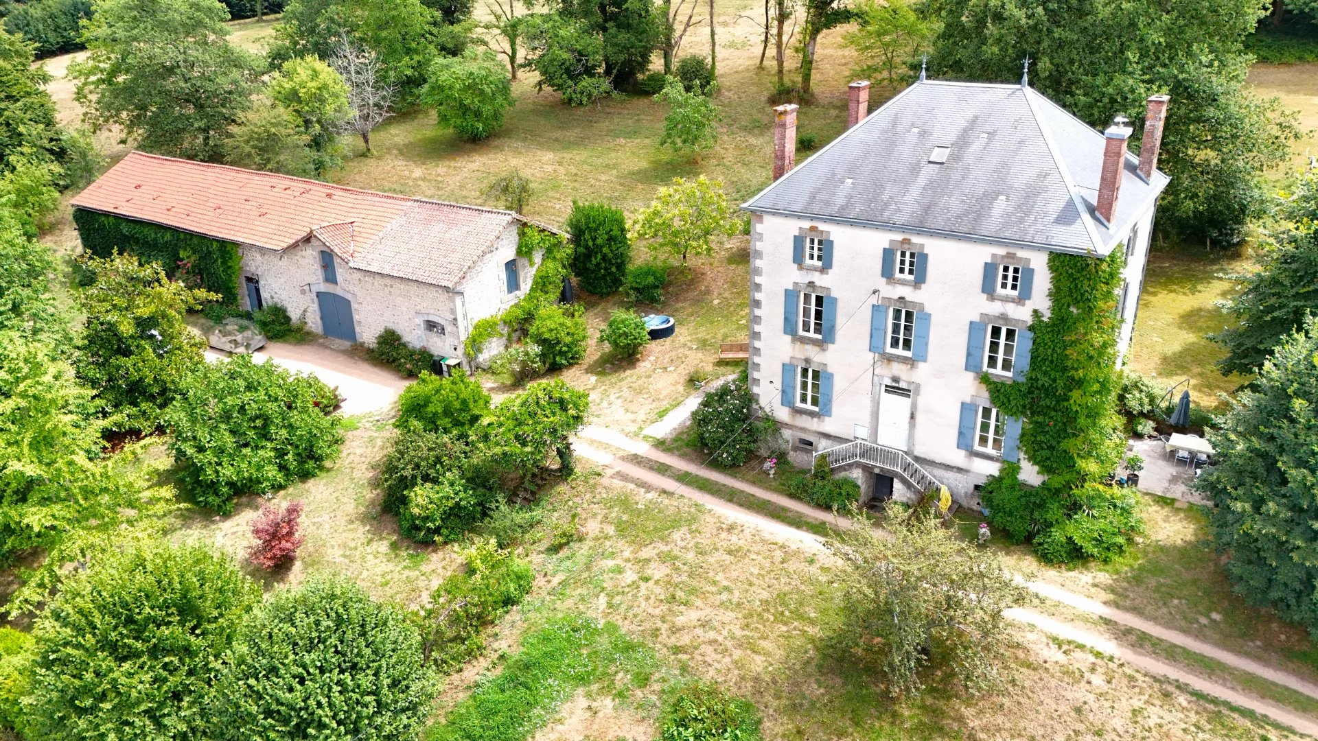 Elevated Country Residence With Extensive Barn and over 3 Hectares of Land