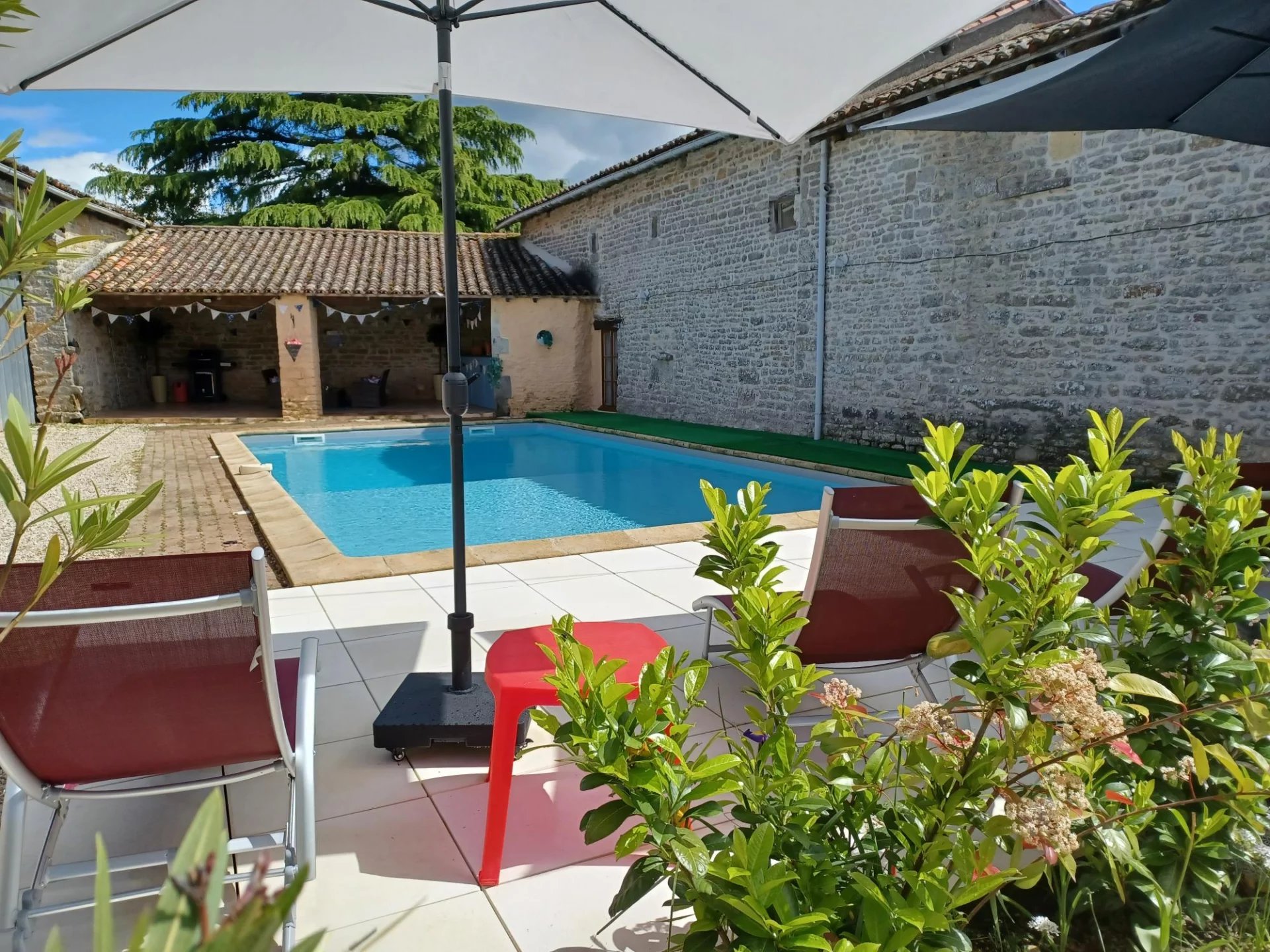 Lovely 3 bed house with in-ground pool with 2 guest houses and a 1 bed annexe