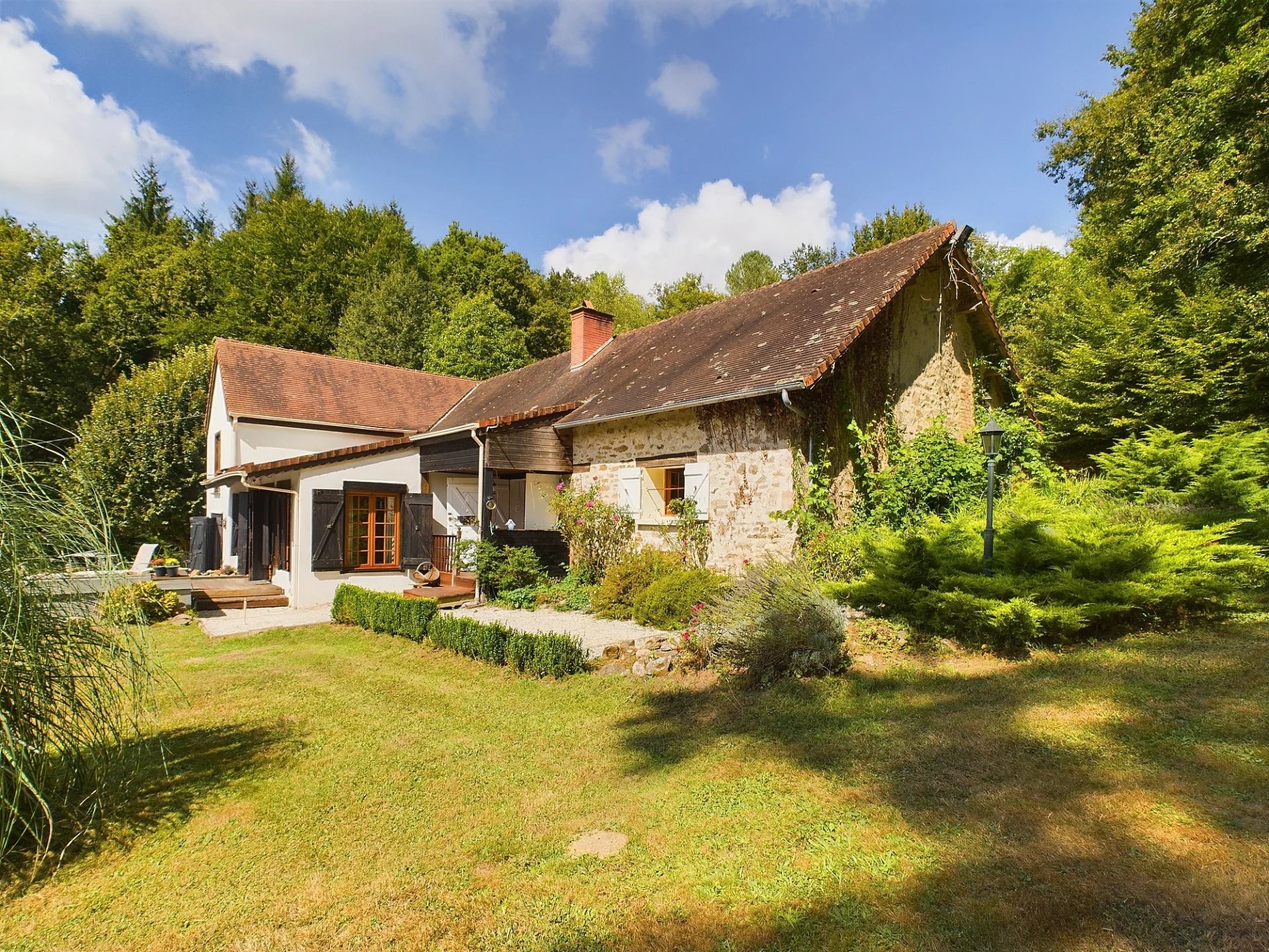 Maison rénovée sur 9 hectares avec lac et bois