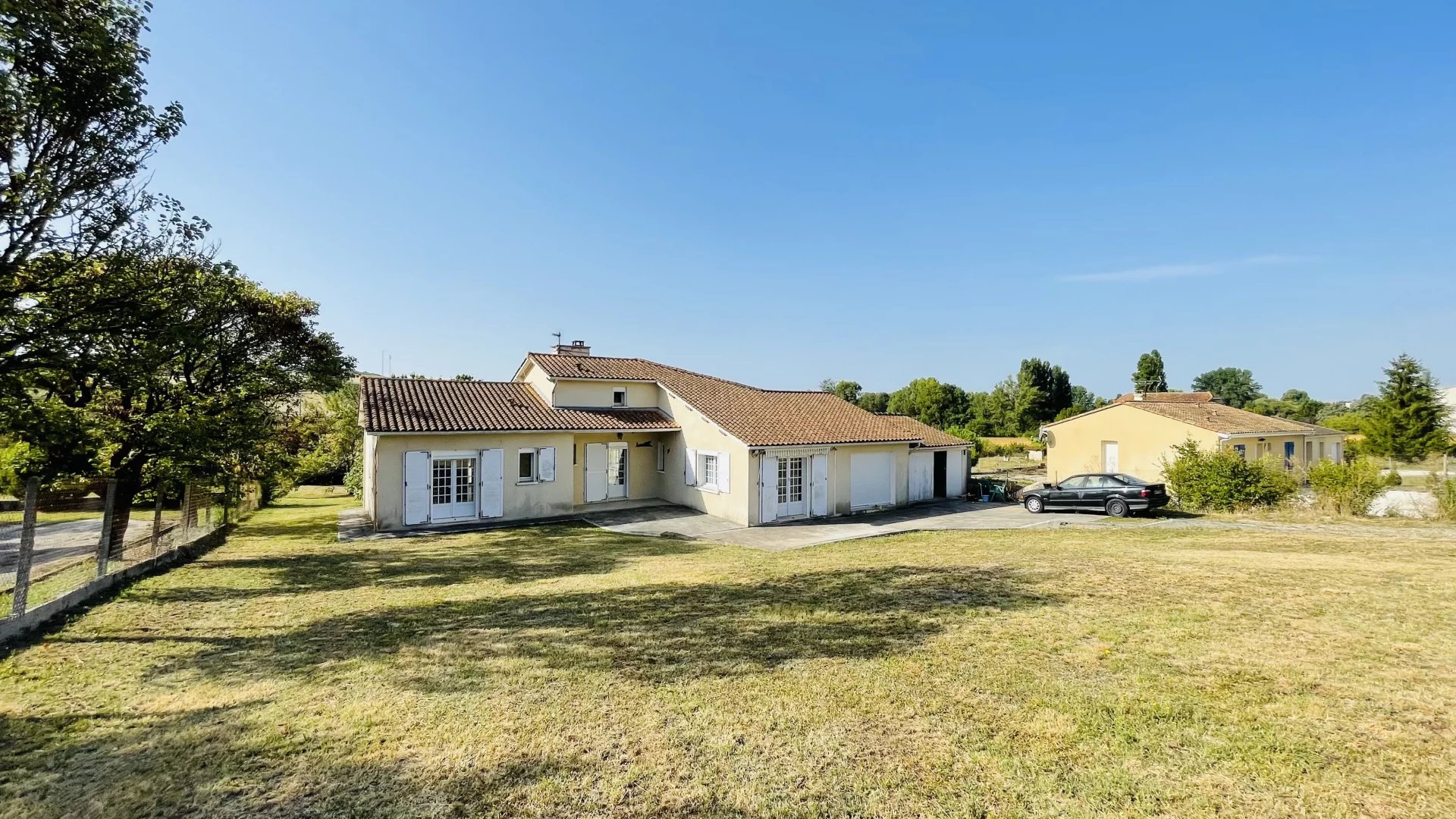 Pavillon à rafraîchir offrant trois chambres, avec jardin et piscine