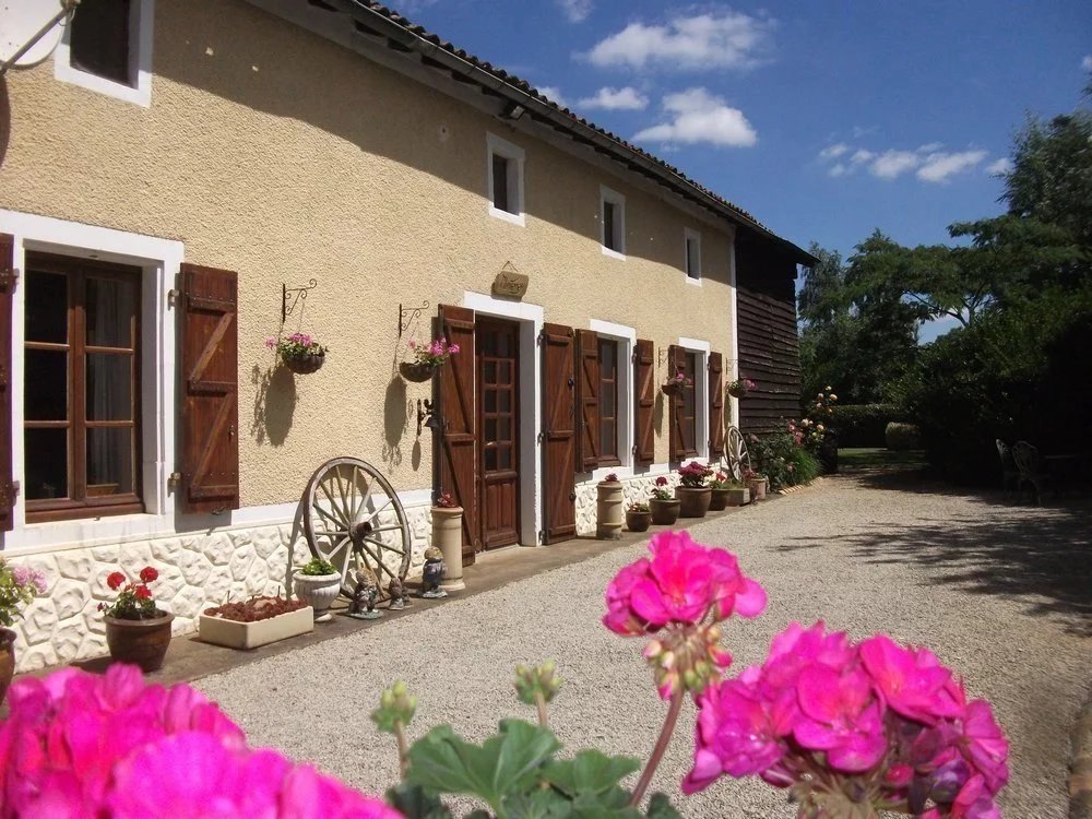 Très jolie maison de caractère rénovée avec 4 chambres et une maison d'amis indépendante entièrement équipée.